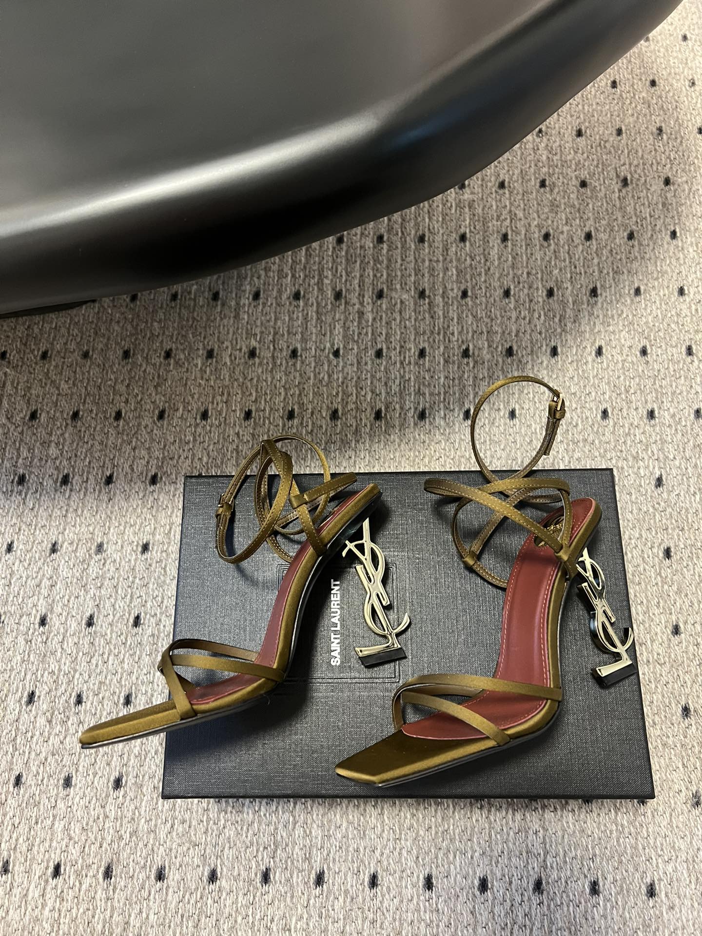 
Saint Laurent / 圣罗兰金属Ysl跟高跟凉鞋

YSL姐姐的美丽尤物高跟鞋 又是人间圣罗