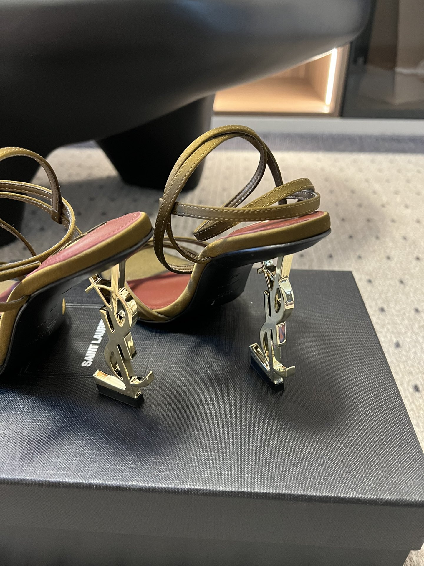 
Saint Laurent / 圣罗兰金属Ysl跟高跟凉鞋

YSL姐姐的美丽尤物高跟鞋 又是人间圣罗