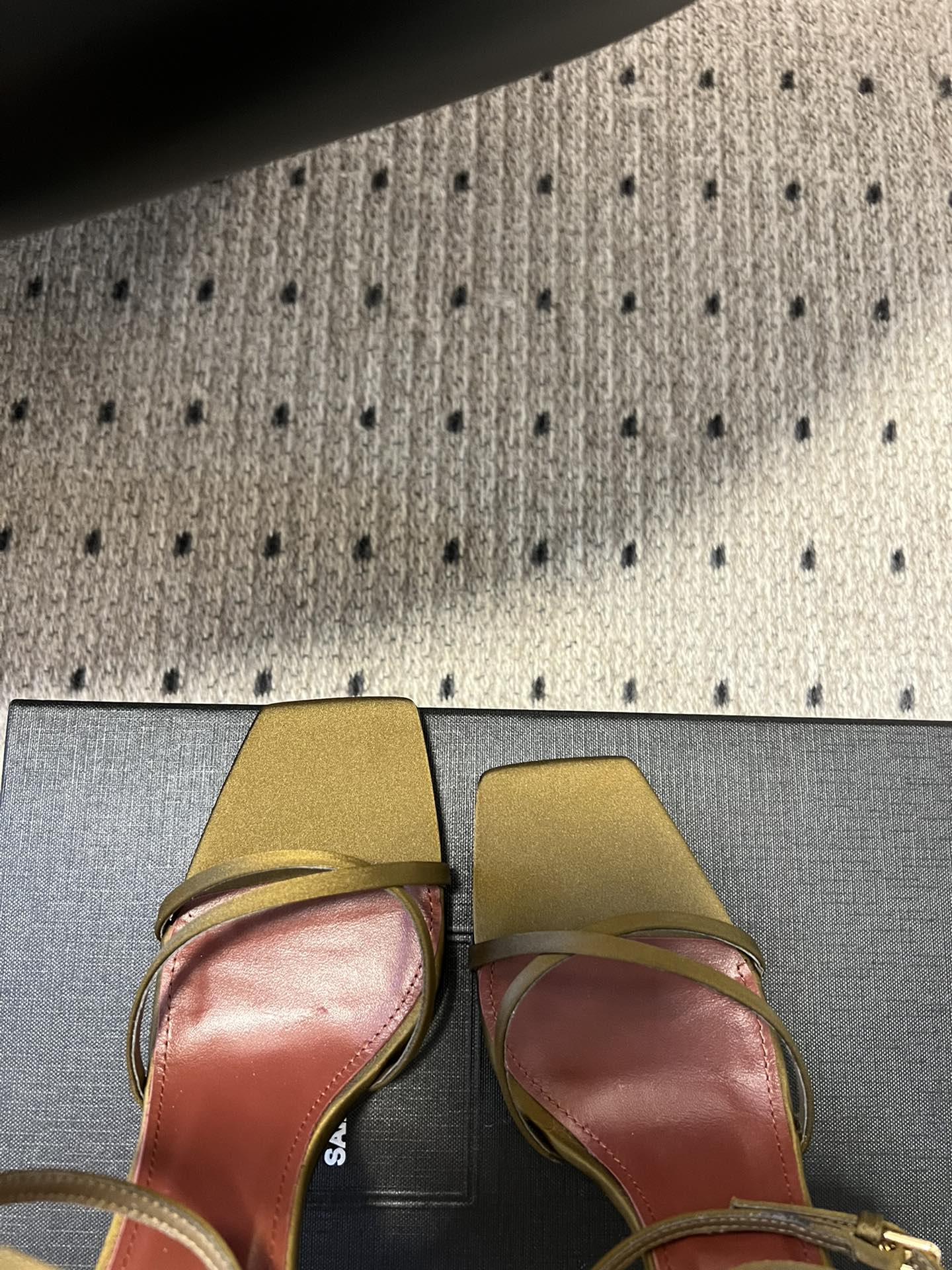 
Saint Laurent / 圣罗兰金属Ysl跟高跟凉鞋

YSL姐姐的美丽尤物高跟鞋 又是人间圣罗