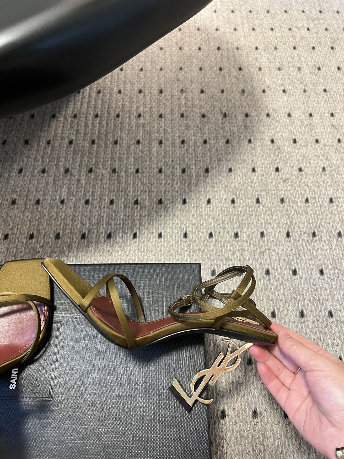 
Saint Laurent / 圣罗兰金属Ysl跟高跟凉鞋

YSL姐姐的美丽尤物高跟鞋 又是人间圣罗
