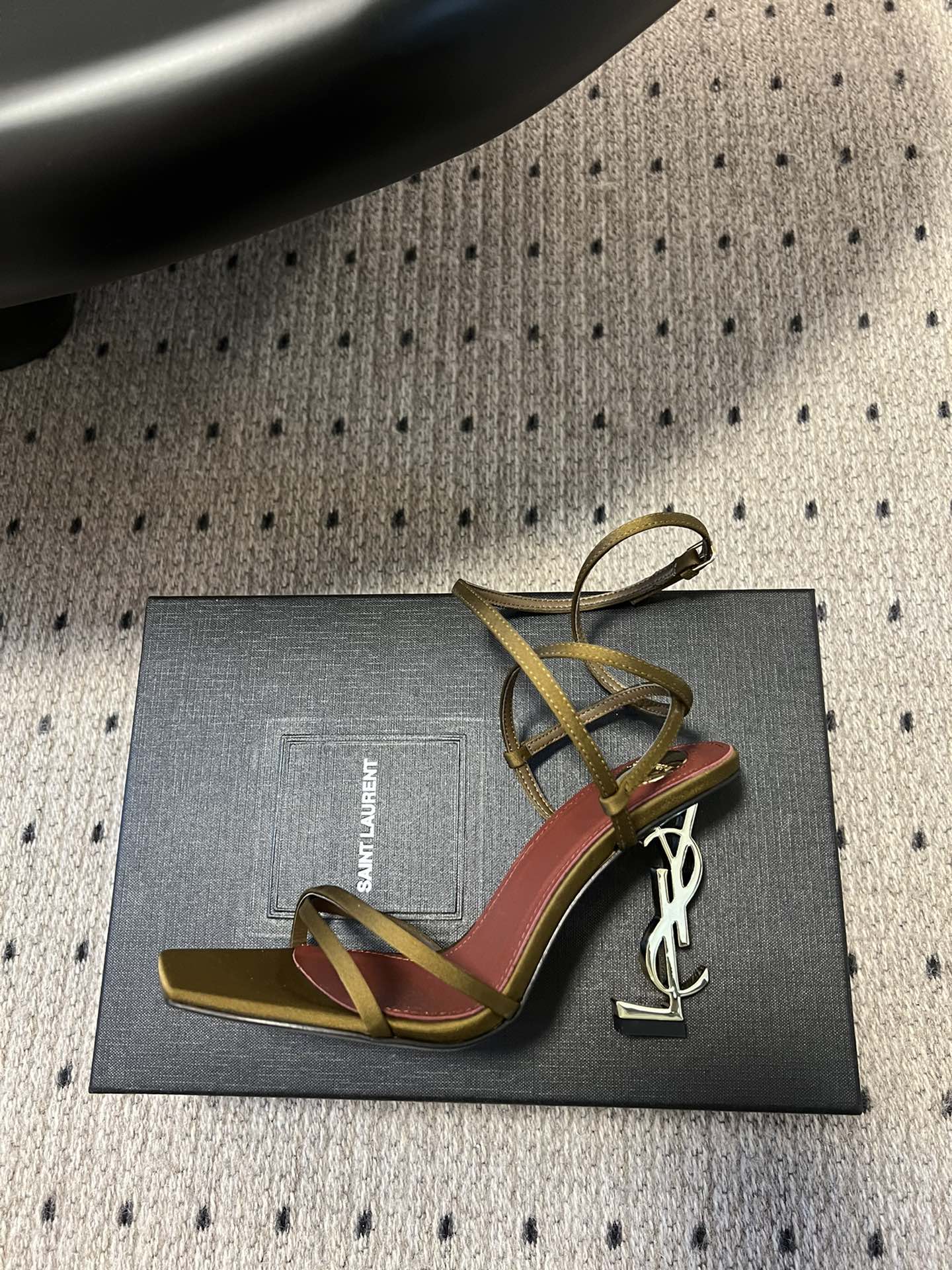 
Saint Laurent / 圣罗兰金属Ysl跟高跟凉鞋

YSL姐姐的美丽尤物高跟鞋 又是人间圣罗