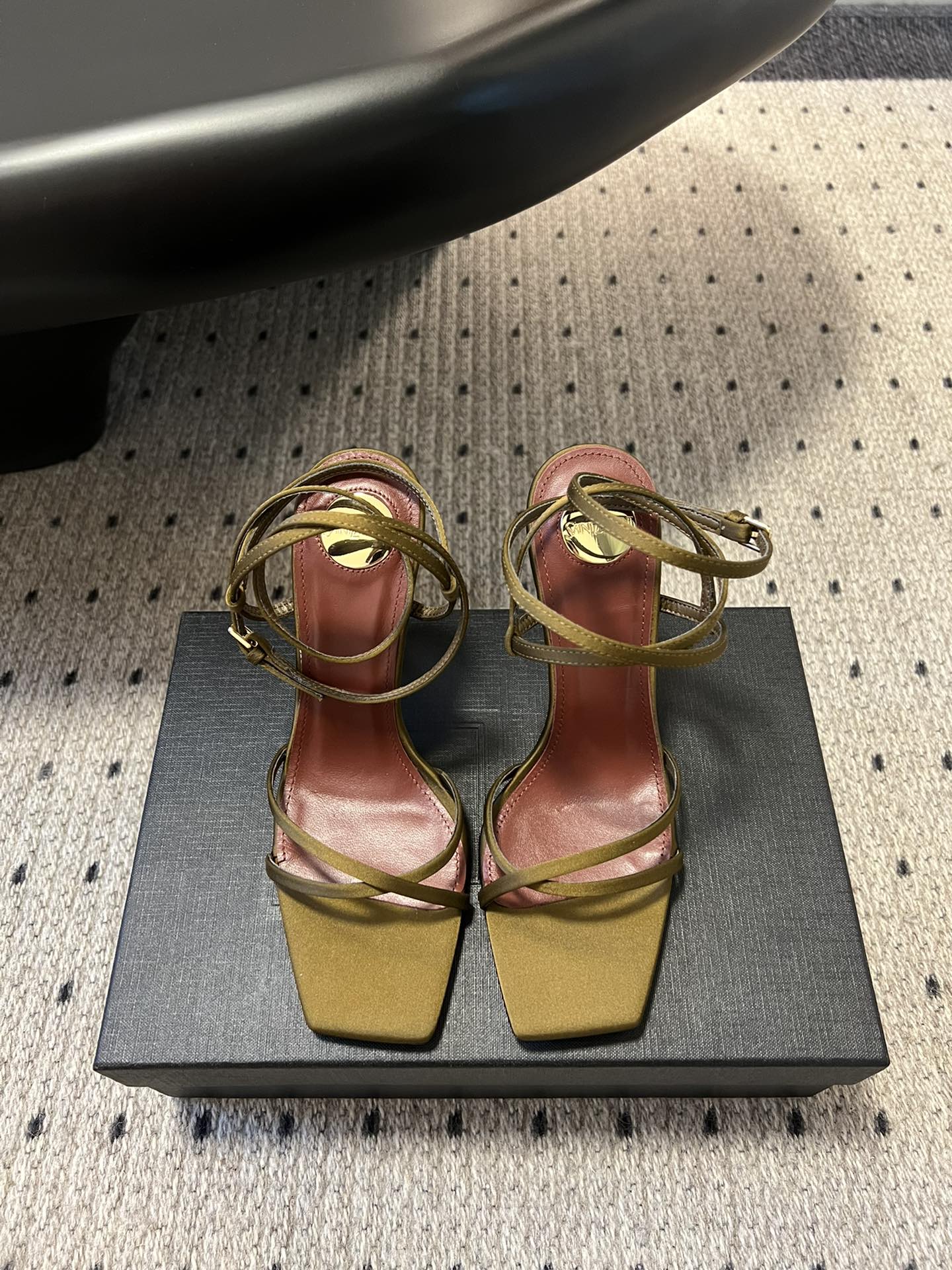 
Saint Laurent / 圣罗兰金属Ysl跟高跟凉鞋

YSL姐姐的美丽尤物高跟鞋 又是人间圣罗