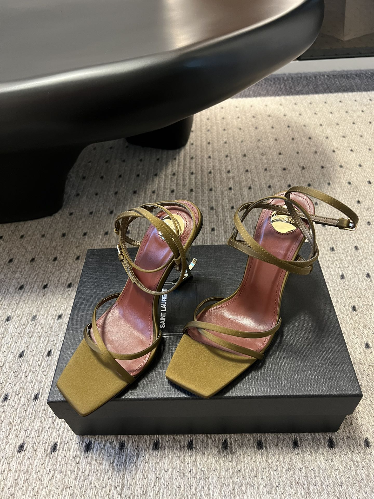 
Saint Laurent / 圣罗兰金属Ysl跟高跟凉鞋

YSL姐姐的美丽尤物高跟鞋 又是人间圣罗
