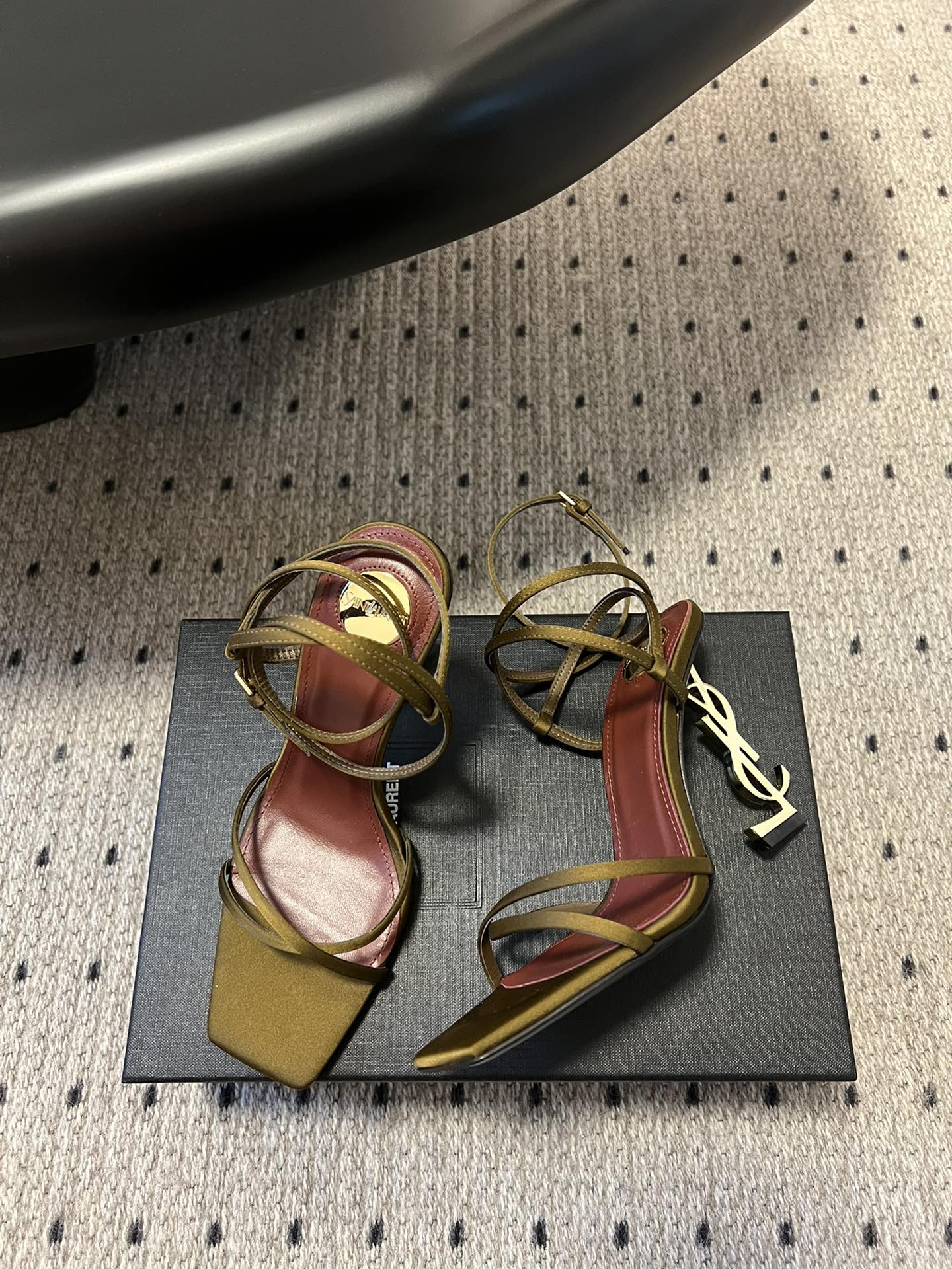 
Saint Laurent / 圣罗兰金属Ysl跟高跟凉鞋

YSL姐姐的美丽尤物高跟鞋 又是人间圣罗