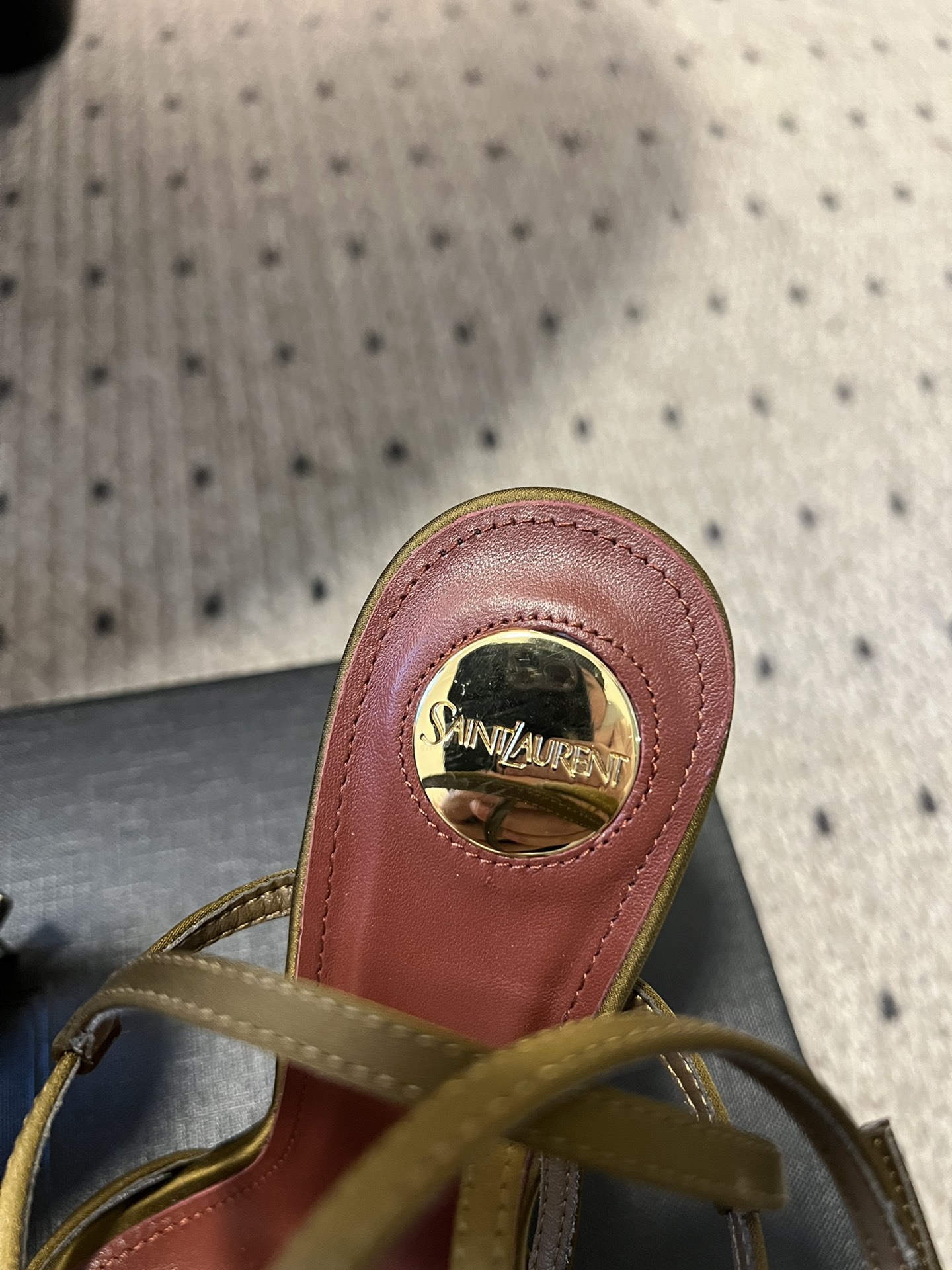
Saint Laurent / 圣罗兰金属Ysl跟高跟凉鞋

YSL姐姐的美丽尤物高跟鞋 又是人间圣罗