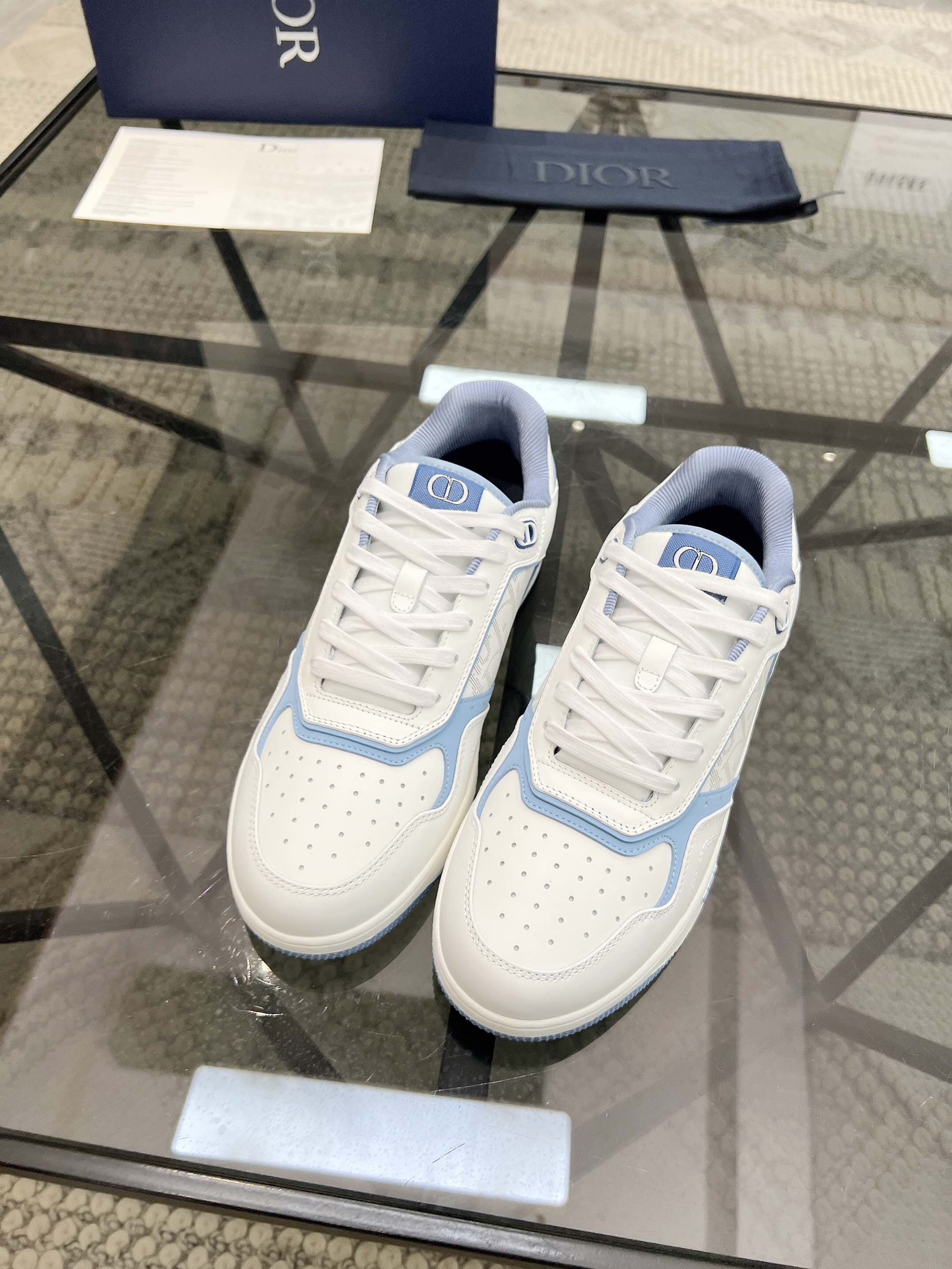 NO:222526,Brand DIOR color original color matching, 35-47 couple models, price, material, new autumn and winter joint-branded men's casual shoes!  D-home men's boots combine exquisite craftsmanship and elegant temperament, making them an ideal item for creating casual styles, printed splicing. The boots are decorated with decorative laces, durable rubber concave soles, reinforced heels and toe, and the sides are decorated with Dior AND SHAWN logo patches!  A must-have item for autumn and winter, buy fashionable essence quickly!  ,Dior casual shoes,dior,dior,dior,boots19860909品牌DIOR 颜色原版配色 码数35-47情侣款 价格 材质迪奥B27专柜新品秋冬联名款男士休闲鞋！D家男装靴子将精湛工艺与优雅气质合二为一,是打造休闲造型的理想单品,印花拼接.靴子采用装饰性鞋带,采用耐穿的橡胶凹凸鞋底及加强型鞋跟和鞋头,侧面饰以 Dior AND SHAWN 标志补丁装饰！秋冬必备单品,时髦精快快入手吧！,Dior休闲鞋,dior,dior,dior,boots,Men's shoes