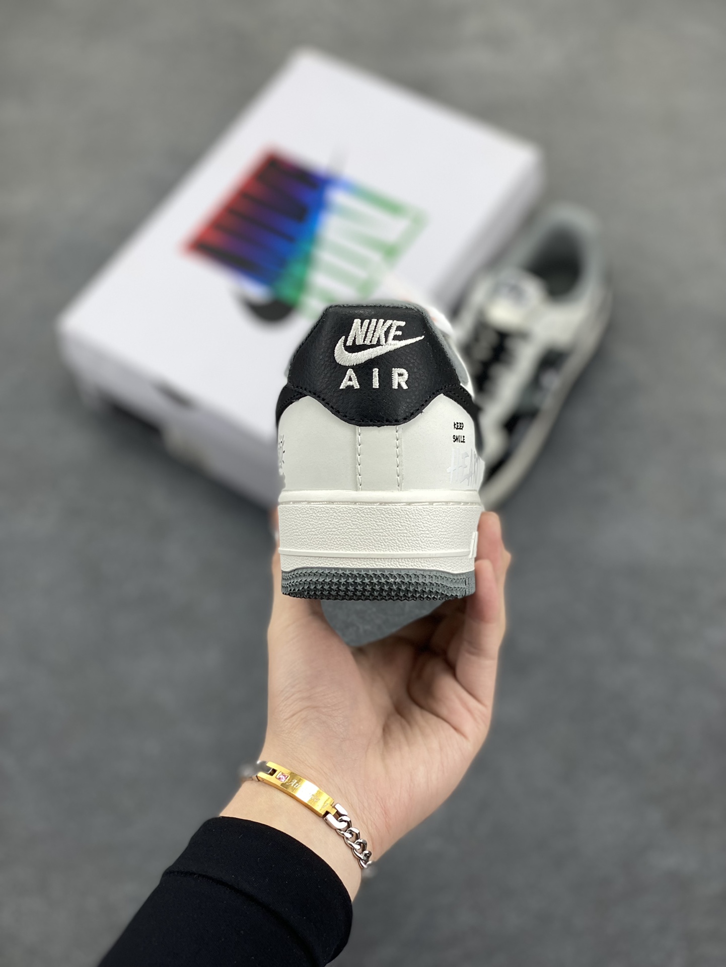 图片[4]-Nike Air Force 1\’07 Low \”50 Cents\” 定制款 空军一号低帮休闲板鞋  #50美分是美国著名说唱歌手，原名柯蒂斯·詹姆斯·杰克逊三世，1975年出生于纽约皇后区。他的童年充满艰辛，母亲因贩毒被枪杀，他自己也曾涉足毒品交易，多次入狱。但他凭借对说唱的热爱和天赋，在2003年发行首张专辑《Get Rich or Die Tryin\’》，其中单曲《In da Club》连续九周位居Billboard Hot 100榜首 货号：DB3301-660  尺码：36 36.5 37.5 38 38.5 39 40 40.5 41 42 42.5 43 44 44.5 45-选品中心
