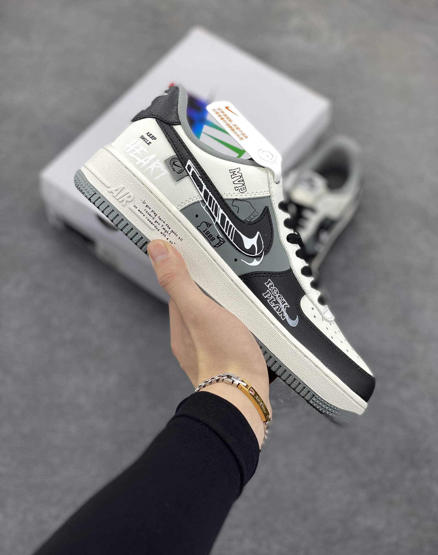 Nike Air Force 1\’07 Low \”50 Cents\” 定制款 空军一号低帮休闲板鞋  #50美分是美国著名说唱歌手，原名柯蒂斯·詹姆斯·杰克逊三世，1975年出生于纽约皇后区。他的童年充满艰辛，母亲因贩毒被枪杀，他自己也曾涉足毒品交易，多次入狱。但他凭借对说唱的热爱和天赋，在2003年发行首张专辑《Get Rich or Die Tryin\’》，其中单曲《In da Club》连续九周位居Billboard Hot 100榜首 货号：DB3301-660  尺码：36 36.5 37.5 38 38.5 39 40 40.5 41 42 42.5 43 44 44.5 45-选品中心