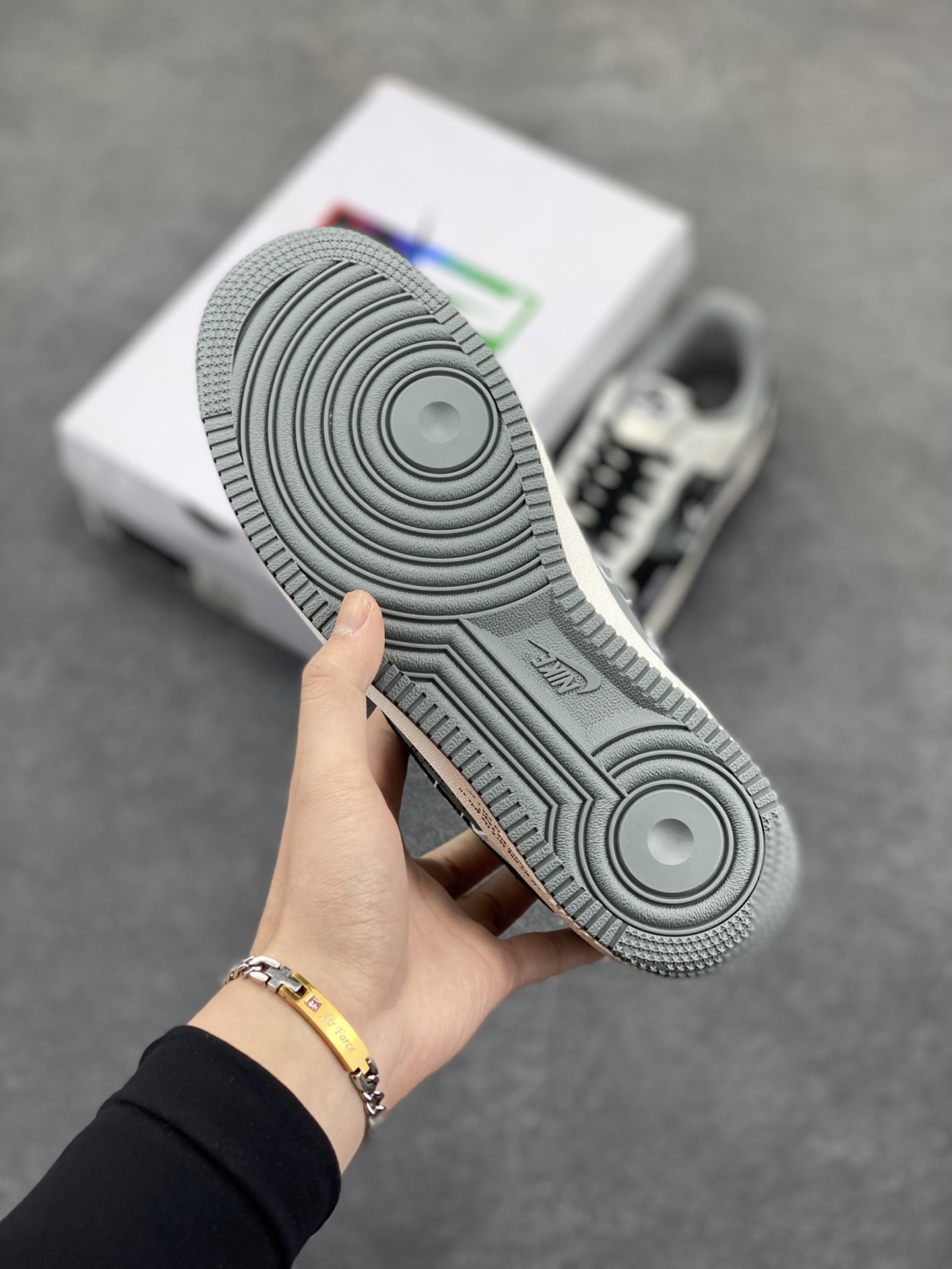 图片[5]-Nike Air Force 1\’07 Low \”50 Cents\” 定制款 空军一号低帮休闲板鞋  #50美分是美国著名说唱歌手，原名柯蒂斯·詹姆斯·杰克逊三世，1975年出生于纽约皇后区。他的童年充满艰辛，母亲因贩毒被枪杀，他自己也曾涉足毒品交易，多次入狱。但他凭借对说唱的热爱和天赋，在2003年发行首张专辑《Get Rich or Die Tryin\’》，其中单曲《In da Club》连续九周位居Billboard Hot 100榜首 货号：DB3301-660  尺码：36 36.5 37.5 38 38.5 39 40 40.5 41 42 42.5 43 44 44.5 45-选品中心