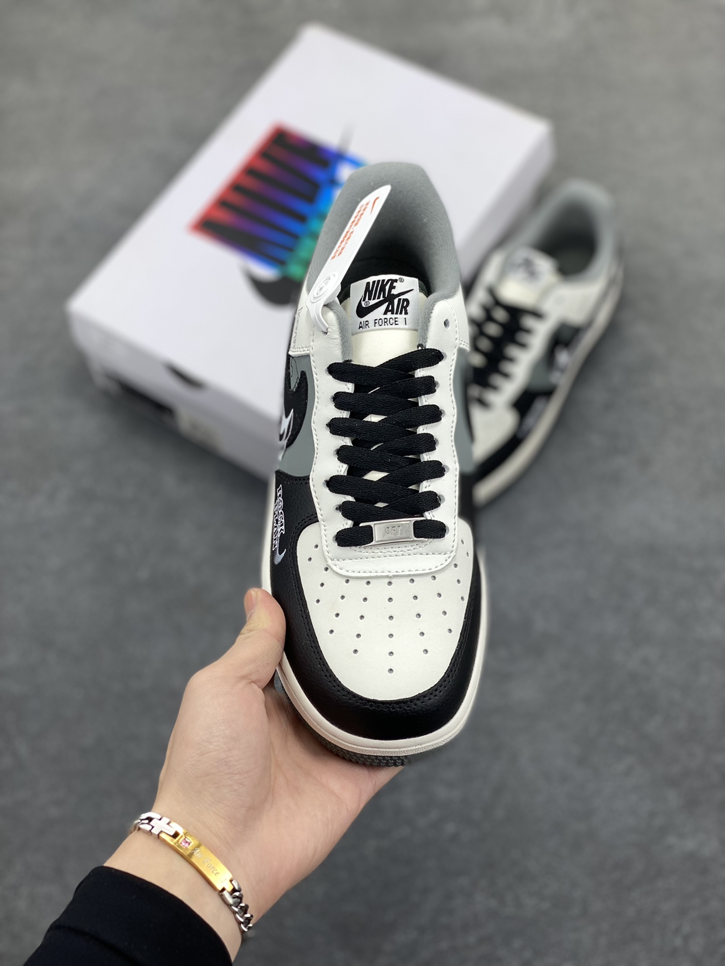 图片[2]-Nike Air Force 1\’07 Low \”50 Cents\” 定制款 空军一号低帮休闲板鞋  #50美分是美国著名说唱歌手，原名柯蒂斯·詹姆斯·杰克逊三世，1975年出生于纽约皇后区。他的童年充满艰辛，母亲因贩毒被枪杀，他自己也曾涉足毒品交易，多次入狱。但他凭借对说唱的热爱和天赋，在2003年发行首张专辑《Get Rich or Die Tryin\’》，其中单曲《In da Club》连续九周位居Billboard Hot 100榜首 货号：DB3301-660  尺码：36 36.5 37.5 38 38.5 39 40 40.5 41 42 42.5 43 44 44.5 45-选品中心