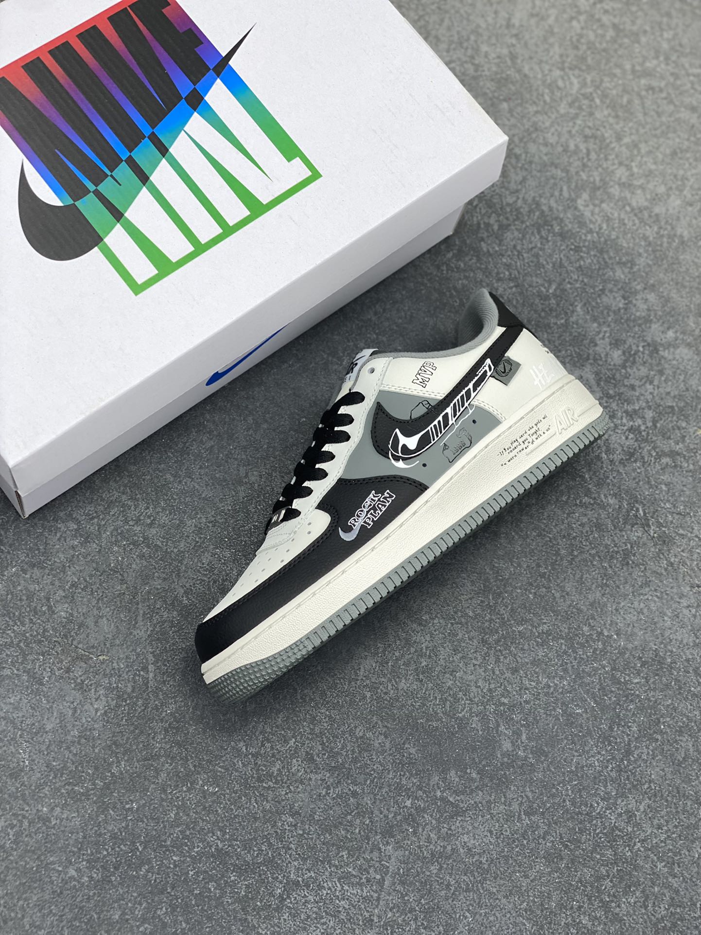 图片[7]-Nike Air Force 1\’07 Low \”50 Cents\” 定制款 空军一号低帮休闲板鞋  #50美分是美国著名说唱歌手，原名柯蒂斯·詹姆斯·杰克逊三世，1975年出生于纽约皇后区。他的童年充满艰辛，母亲因贩毒被枪杀，他自己也曾涉足毒品交易，多次入狱。但他凭借对说唱的热爱和天赋，在2003年发行首张专辑《Get Rich or Die Tryin\’》，其中单曲《In da Club》连续九周位居Billboard Hot 100榜首 货号：DB3301-660  尺码：36 36.5 37.5 38 38.5 39 40 40.5 41 42 42.5 43 44 44.5 45-选品中心