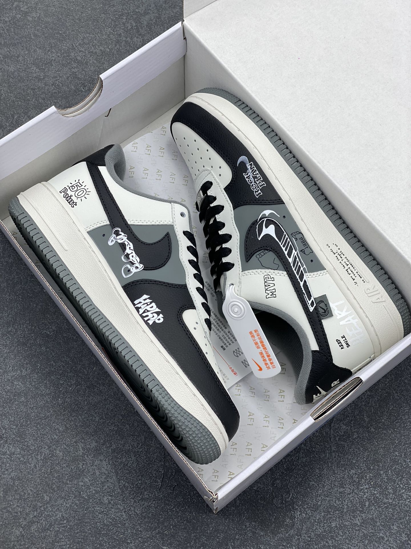 图片[9]-Nike Air Force 1\’07 Low \”50 Cents\” 定制款 空军一号低帮休闲板鞋  #50美分是美国著名说唱歌手，原名柯蒂斯·詹姆斯·杰克逊三世，1975年出生于纽约皇后区。他的童年充满艰辛，母亲因贩毒被枪杀，他自己也曾涉足毒品交易，多次入狱。但他凭借对说唱的热爱和天赋，在2003年发行首张专辑《Get Rich or Die Tryin\’》，其中单曲《In da Club》连续九周位居Billboard Hot 100榜首 货号：DB3301-660  尺码：36 36.5 37.5 38 38.5 39 40 40.5 41 42 42.5 43 44 44.5 45-选品中心