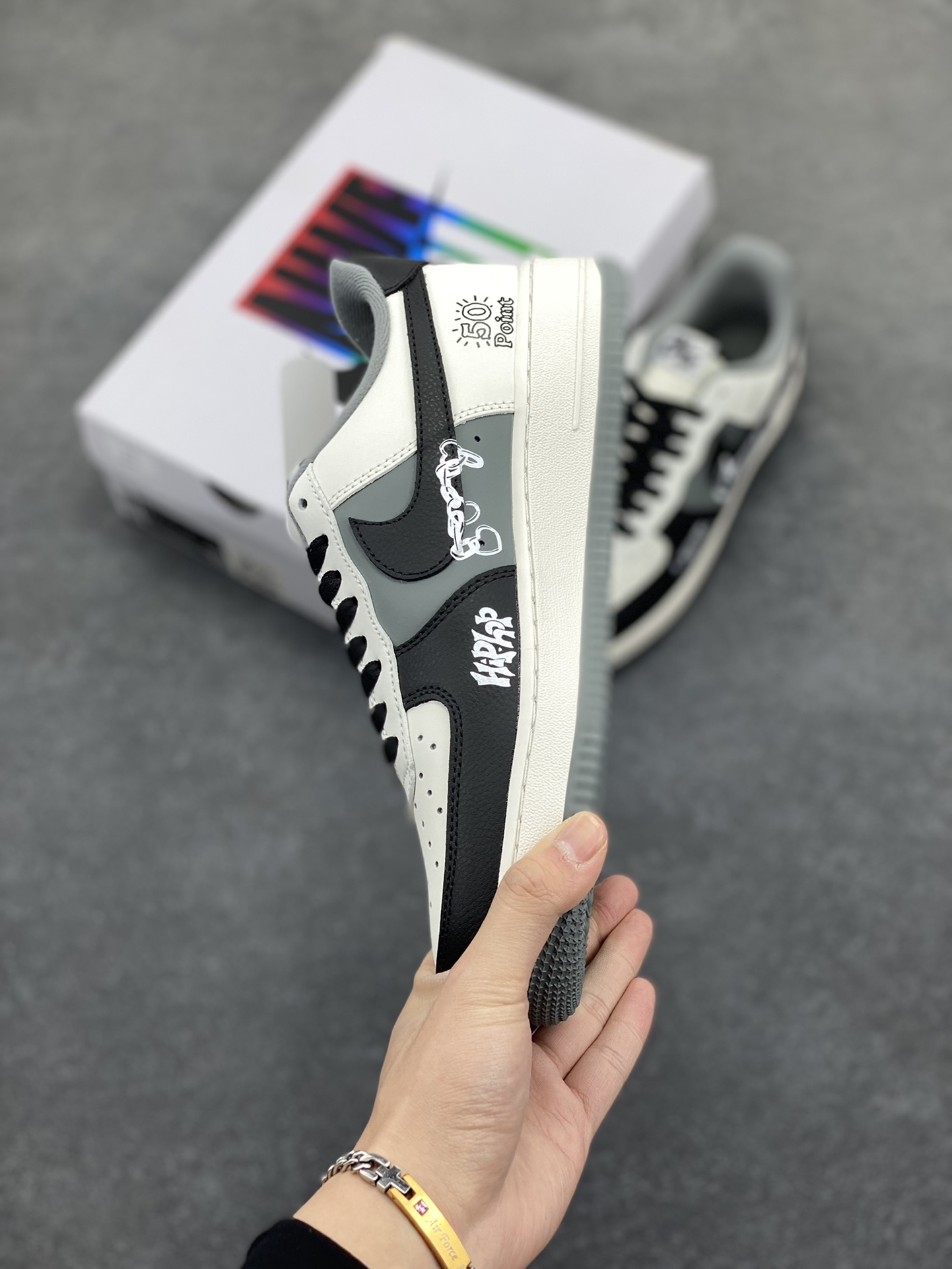 图片[3]-Nike Air Force 1\’07 Low \”50 Cents\” 定制款 空军一号低帮休闲板鞋  #50美分是美国著名说唱歌手，原名柯蒂斯·詹姆斯·杰克逊三世，1975年出生于纽约皇后区。他的童年充满艰辛，母亲因贩毒被枪杀，他自己也曾涉足毒品交易，多次入狱。但他凭借对说唱的热爱和天赋，在2003年发行首张专辑《Get Rich or Die Tryin\’》，其中单曲《In da Club》连续九周位居Billboard Hot 100榜首 货号：DB3301-660  尺码：36 36.5 37.5 38 38.5 39 40 40.5 41 42 42.5 43 44 44.5 45-选品中心