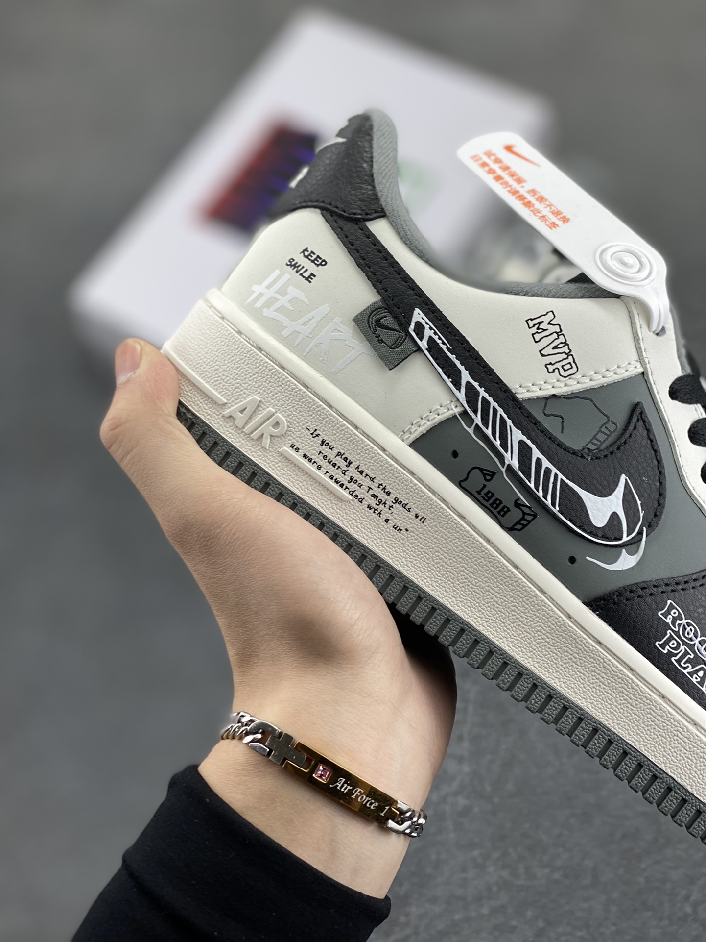 图片[6]-Nike Air Force 1\’07 Low \”50 Cents\” 定制款 空军一号低帮休闲板鞋  #50美分是美国著名说唱歌手，原名柯蒂斯·詹姆斯·杰克逊三世，1975年出生于纽约皇后区。他的童年充满艰辛，母亲因贩毒被枪杀，他自己也曾涉足毒品交易，多次入狱。但他凭借对说唱的热爱和天赋，在2003年发行首张专辑《Get Rich or Die Tryin\’》，其中单曲《In da Club》连续九周位居Billboard Hot 100榜首 货号：DB3301-660  尺码：36 36.5 37.5 38 38.5 39 40 40.5 41 42 42.5 43 44 44.5 45-选品中心
