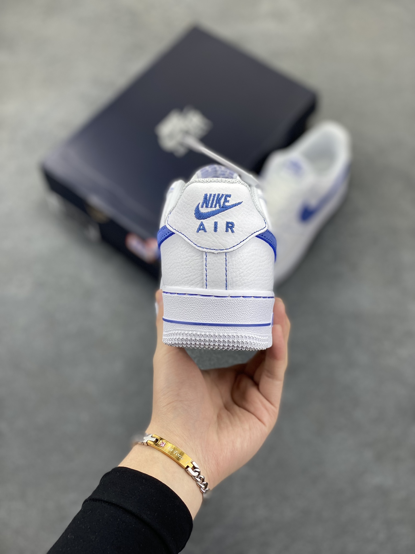 图片[4]-Nike Air Force 1 Low 白蓝 原楦头原纸板 打造纯正空军版型 专注外贸渠道 全掌内置蜂窝气垫 原盒配件 原厂中底钢印、拉帮完美 货号：HQ2037-100 尺码：36 36.5 37.5 38 38.5 39 40 40.5 41 42 42.5 43 44 44.5 45-选品中心