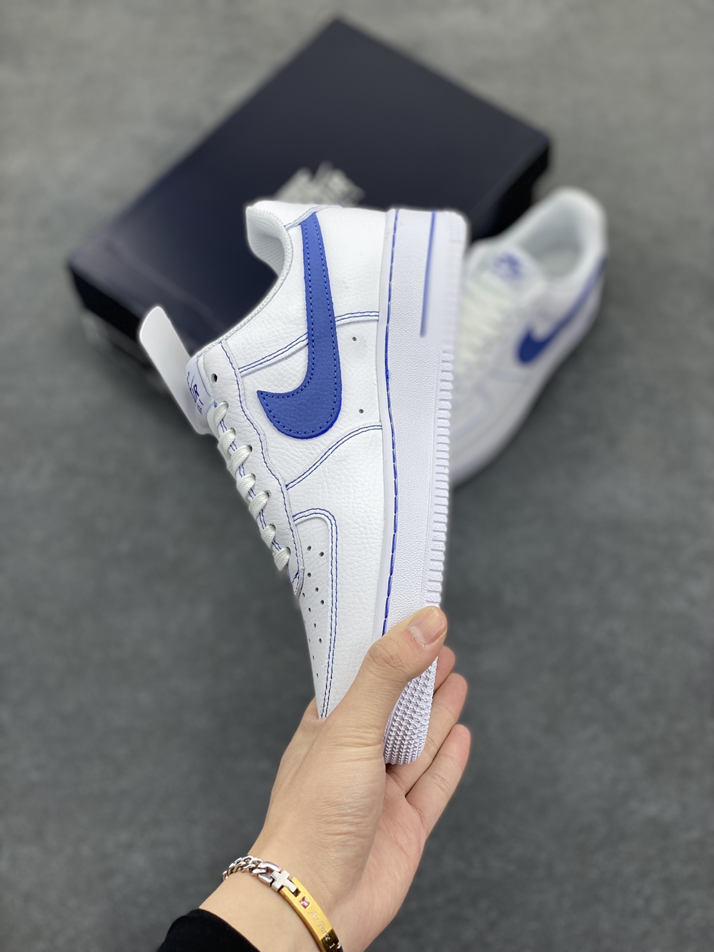 图片[3]-Nike Air Force 1 Low 白蓝 原楦头原纸板 打造纯正空军版型 专注外贸渠道 全掌内置蜂窝气垫 原盒配件 原厂中底钢印、拉帮完美 货号：HQ2037-100 尺码：36 36.5 37.5 38 38.5 39 40 40.5 41 42 42.5 43 44 44.5 45-选品中心