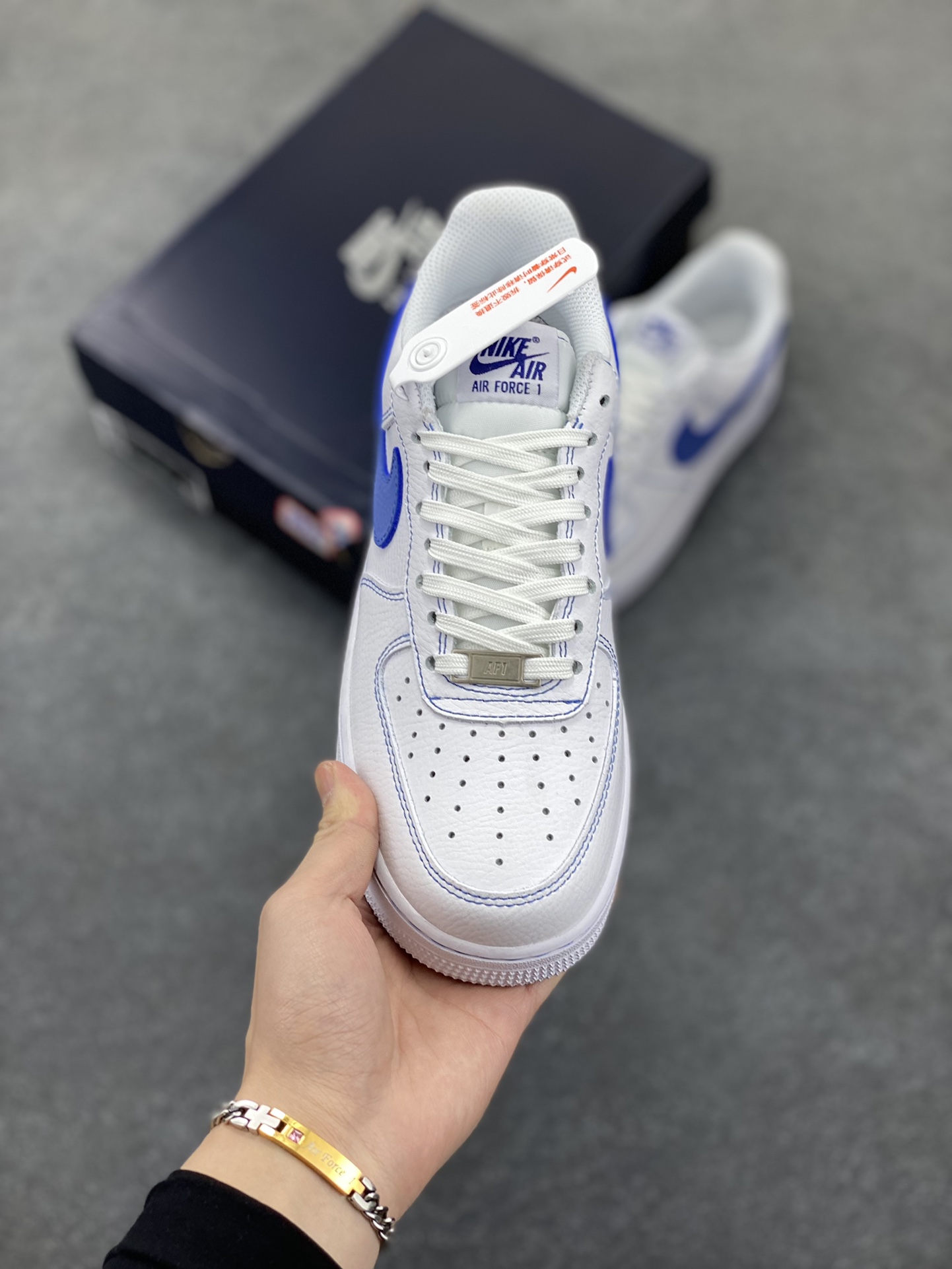 图片[2]-Nike Air Force 1 Low 白蓝 原楦头原纸板 打造纯正空军版型 专注外贸渠道 全掌内置蜂窝气垫 原盒配件 原厂中底钢印、拉帮完美 货号：HQ2037-100 尺码：36 36.5 37.5 38 38.5 39 40 40.5 41 42 42.5 43 44 44.5 45-选品中心