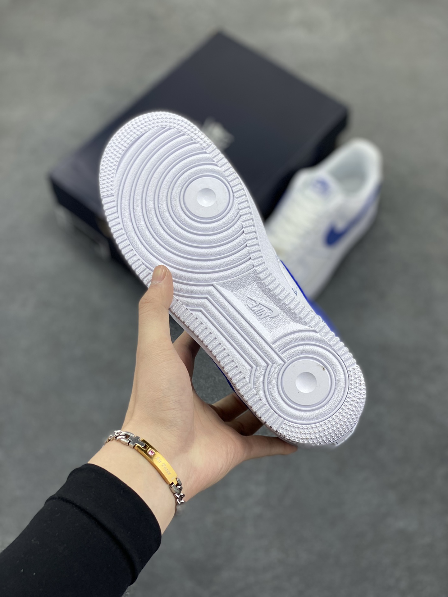 图片[5]-Nike Air Force 1 Low 白蓝 原楦头原纸板 打造纯正空军版型 专注外贸渠道 全掌内置蜂窝气垫 原盒配件 原厂中底钢印、拉帮完美 货号：HQ2037-100 尺码：36 36.5 37.5 38 38.5 39 40 40.5 41 42 42.5 43 44 44.5 45-选品中心