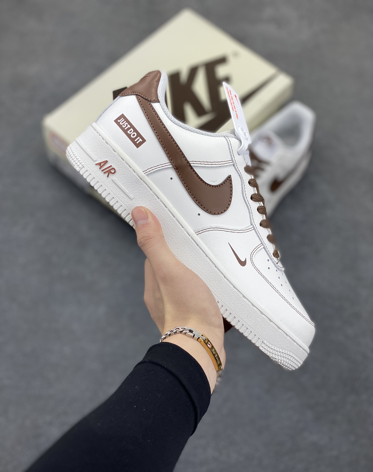 Nike Air Force 1 Low 空军一号低帮百搭休闲运动板鞋。柔软、弹性十足的缓震性能和出色的中底设计,横跨复古与现代的外型结合,造就出风靡全球三十多年的Force 1,直到今天还深受青睐。 货号:315122-113 尺码:36 36.5 37.5 38 38.5 39 40 40.5 41 42 42.5 43 44 44.5 45-选品中心