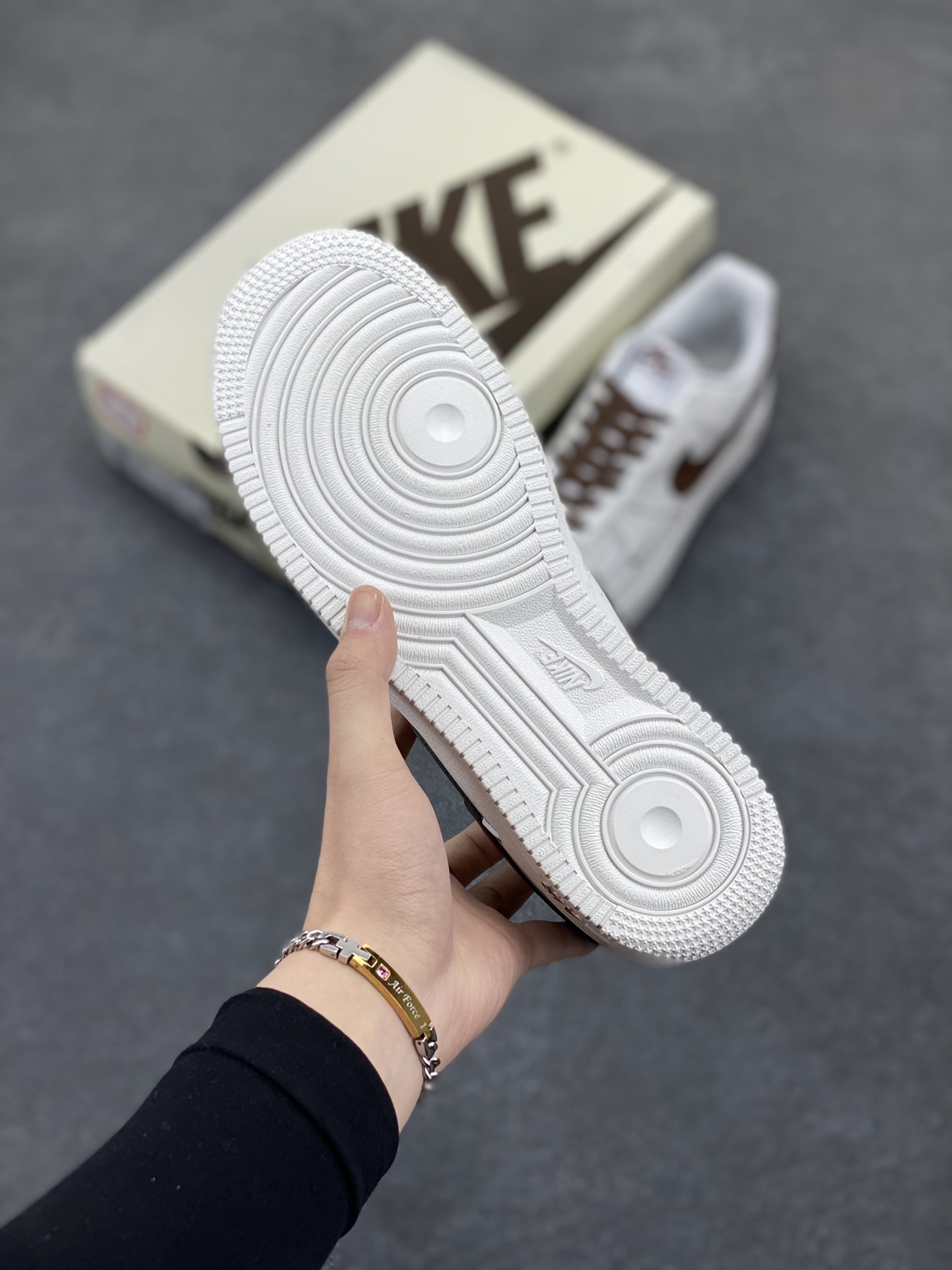 图片[5]-Nike Air Force 1 Low 空军一号低帮百搭休闲运动板鞋。柔软、弹性十足的缓震性能和出色的中底设计，横跨复古与现代的外型结合，造就出风靡全球三十多年的Force 1，直到今天还深受青睐。 货号：315122-113 尺码：36 36.5 37.5 38 38.5 39 40 40.5 41 42 42.5 43 44 44.5 45-选品中心