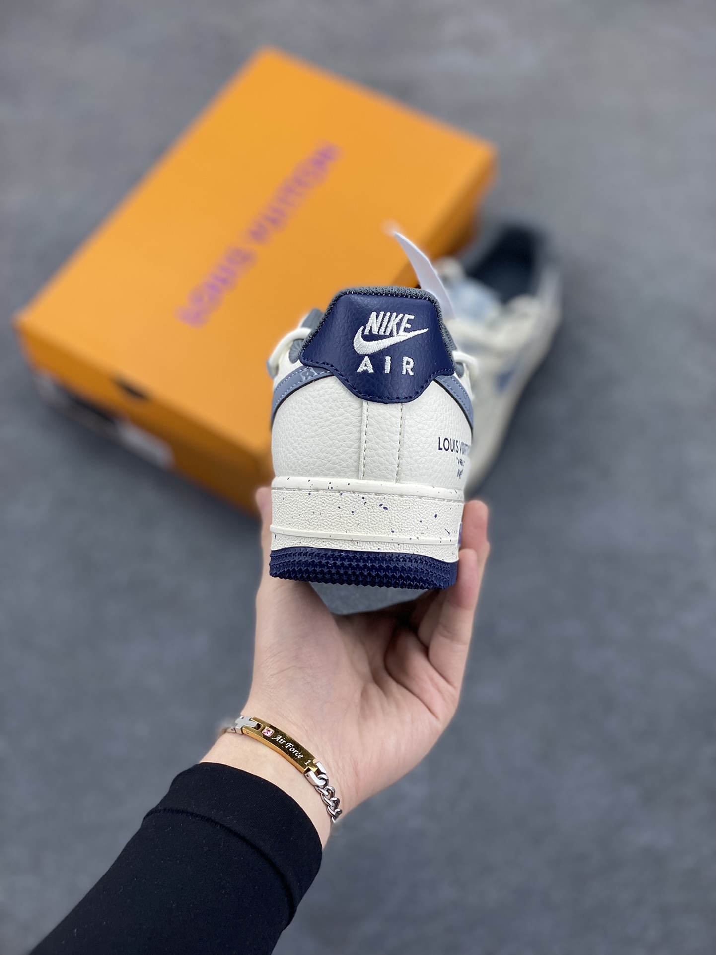 图片[4]-NIke Air Force 1 \’07 Low “LV联名——花勾抽绳”空军一号 低帮 运动鞋 休闲鞋 折边针车 工艺难度大 原楦头原纸板 原装鞋盒 定制五金配件 内置全掌气垫 原厂鞋底 货号：DM6868-066 尺码：36 36.5 37.5 38 38.5 39 40 40.5 41 42 42.5 43 44 44.5 45-选品中心