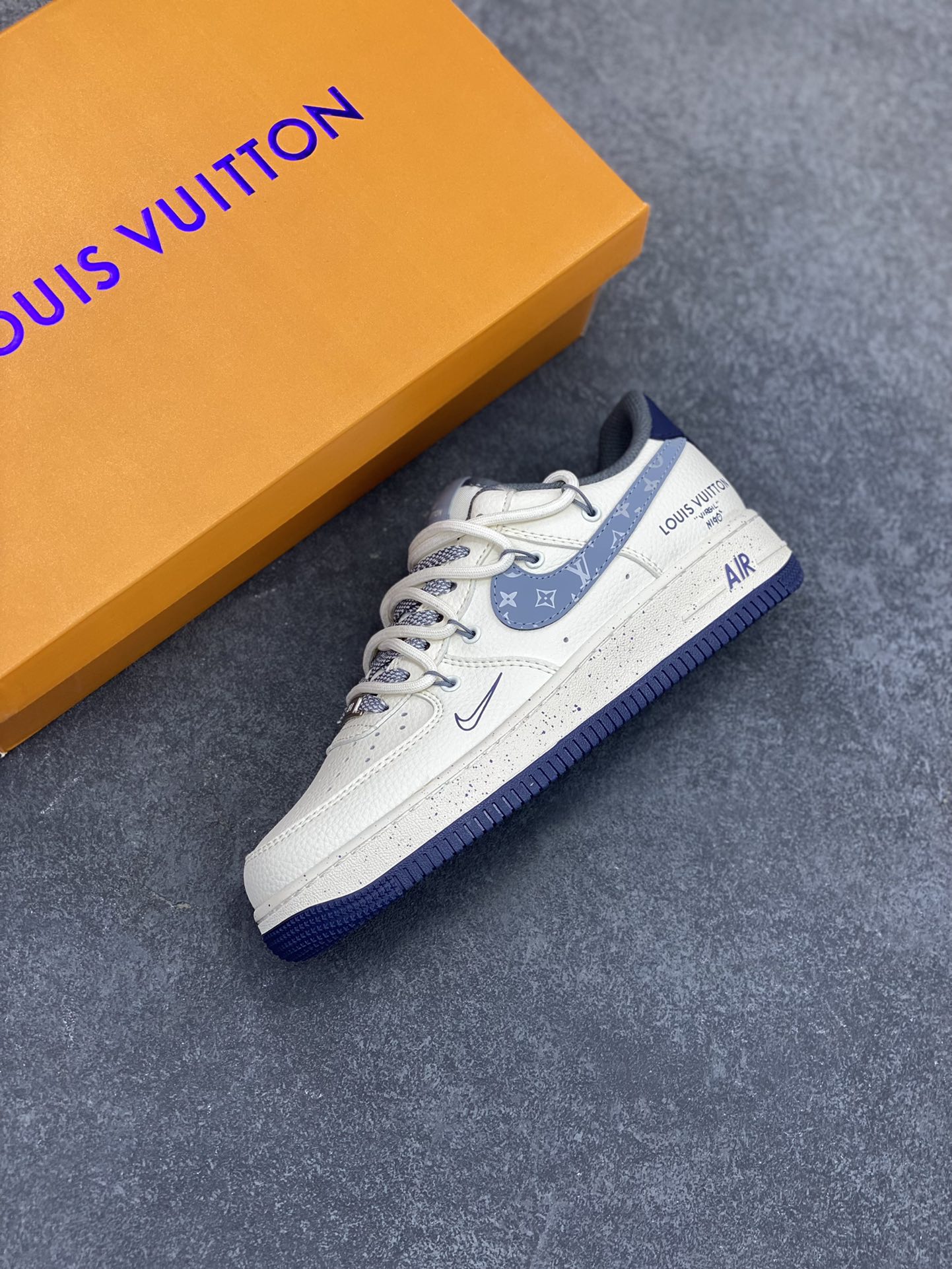 图片[7]-NIke Air Force 1 \’07 Low “LV联名——花勾抽绳”空军一号 低帮 运动鞋 休闲鞋 折边针车 工艺难度大 原楦头原纸板 原装鞋盒 定制五金配件 内置全掌气垫 原厂鞋底 货号：DM6868-066 尺码：36 36.5 37.5 38 38.5 39 40 40.5 41 42 42.5 43 44 44.5 45-选品中心