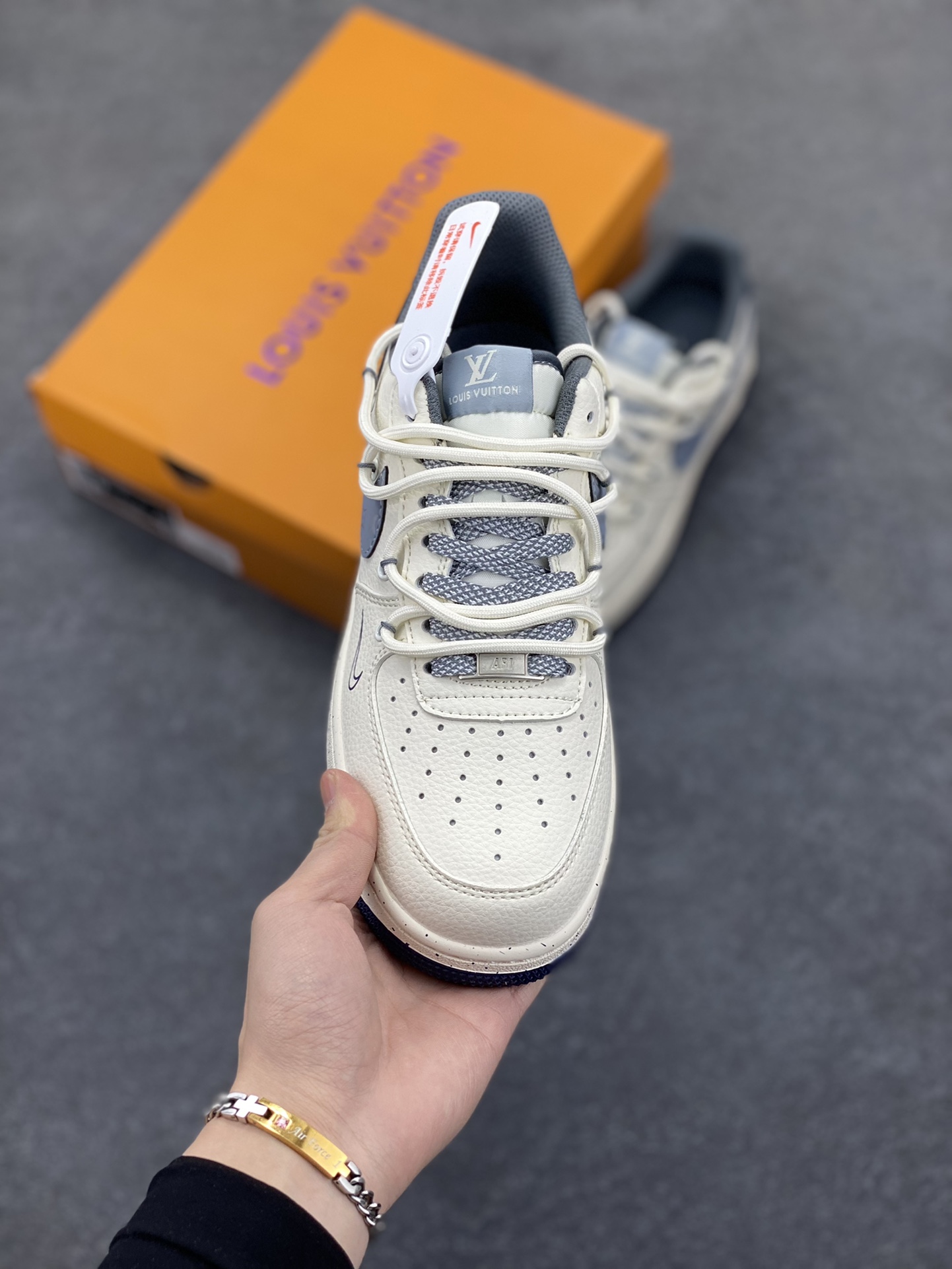 图片[2]-NIke Air Force 1 \’07 Low “LV联名——花勾抽绳”空军一号 低帮 运动鞋 休闲鞋 折边针车 工艺难度大 原楦头原纸板 原装鞋盒 定制五金配件 内置全掌气垫 原厂鞋底 货号：DM6868-066 尺码：36 36.5 37.5 38 38.5 39 40 40.5 41 42 42.5 43 44 44.5 45-选品中心