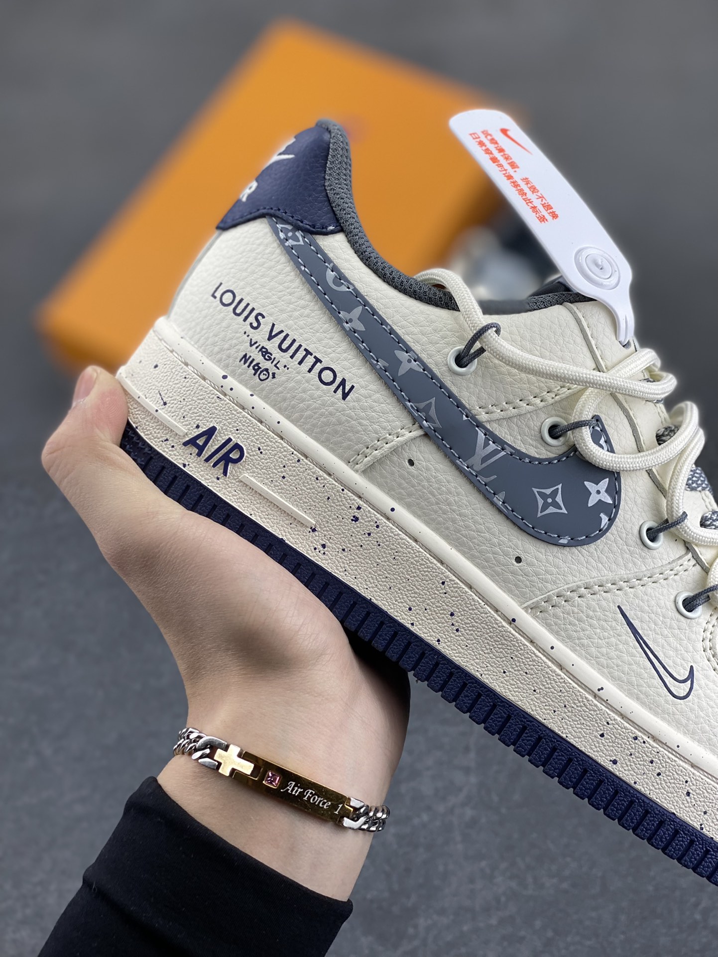 图片[6]-NIke Air Force 1 \’07 Low “LV联名——花勾抽绳”空军一号 低帮 运动鞋 休闲鞋 折边针车 工艺难度大 原楦头原纸板 原装鞋盒 定制五金配件 内置全掌气垫 原厂鞋底 货号：DM6868-066 尺码：36 36.5 37.5 38 38.5 39 40 40.5 41 42 42.5 43 44 44.5 45-选品中心
