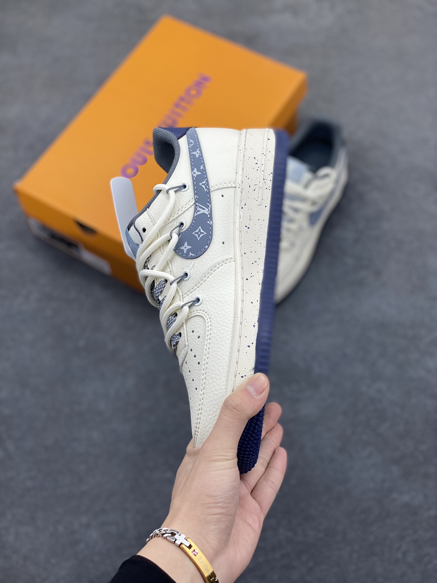 图片[3]-NIke Air Force 1 \’07 Low “LV联名——花勾抽绳”空军一号 低帮 运动鞋 休闲鞋 折边针车 工艺难度大 原楦头原纸板 原装鞋盒 定制五金配件 内置全掌气垫 原厂鞋底 货号：DM6868-066 尺码：36 36.5 37.5 38 38.5 39 40 40.5 41 42 42.5 43 44 44.5 45-选品中心