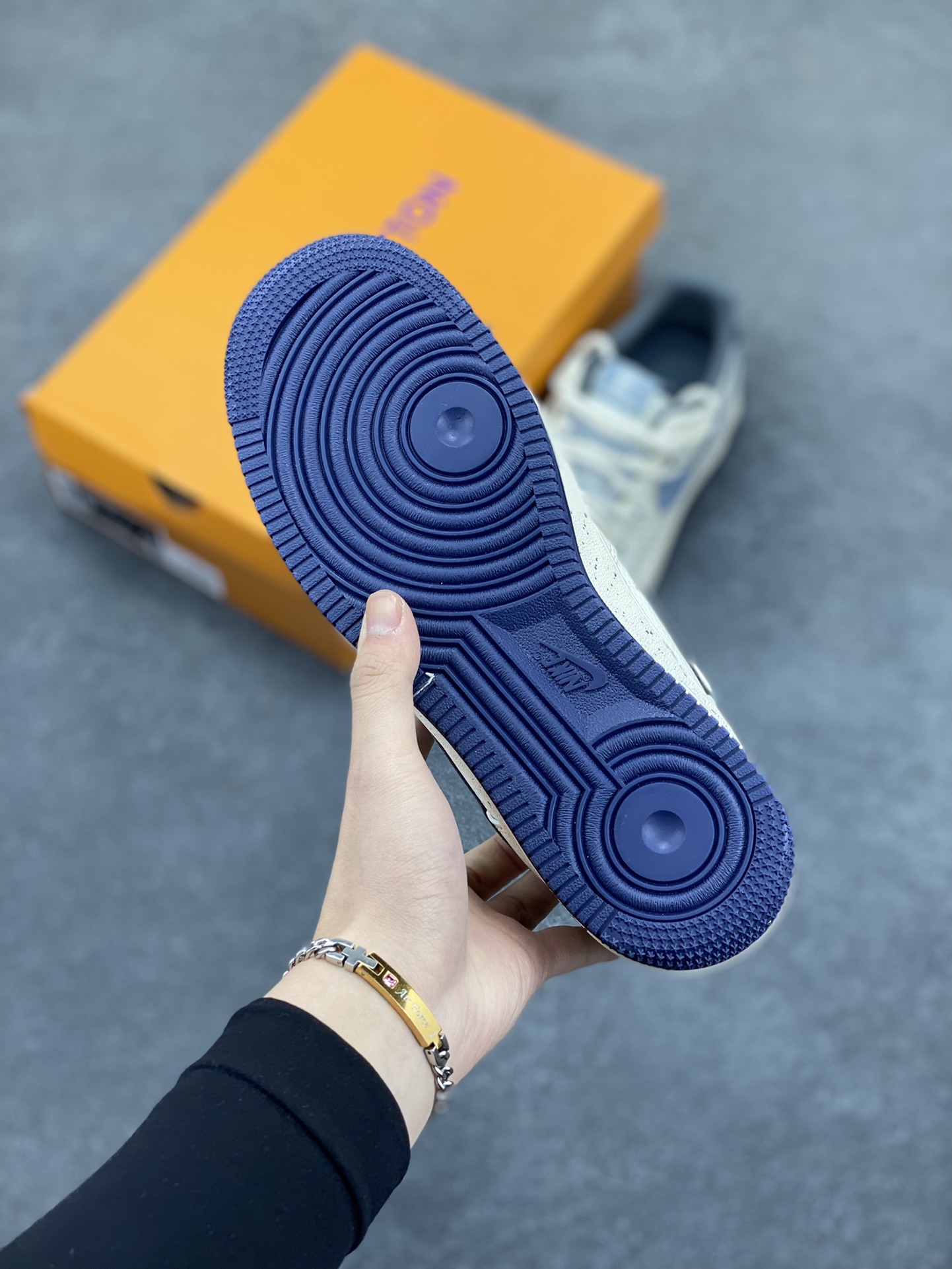 图片[5]-NIke Air Force 1 \’07 Low “LV联名——花勾抽绳”空军一号 低帮 运动鞋 休闲鞋 折边针车 工艺难度大 原楦头原纸板 原装鞋盒 定制五金配件 内置全掌气垫 原厂鞋底 货号：DM6868-066 尺码：36 36.5 37.5 38 38.5 39 40 40.5 41 42 42.5 43 44 44.5 45-选品中心