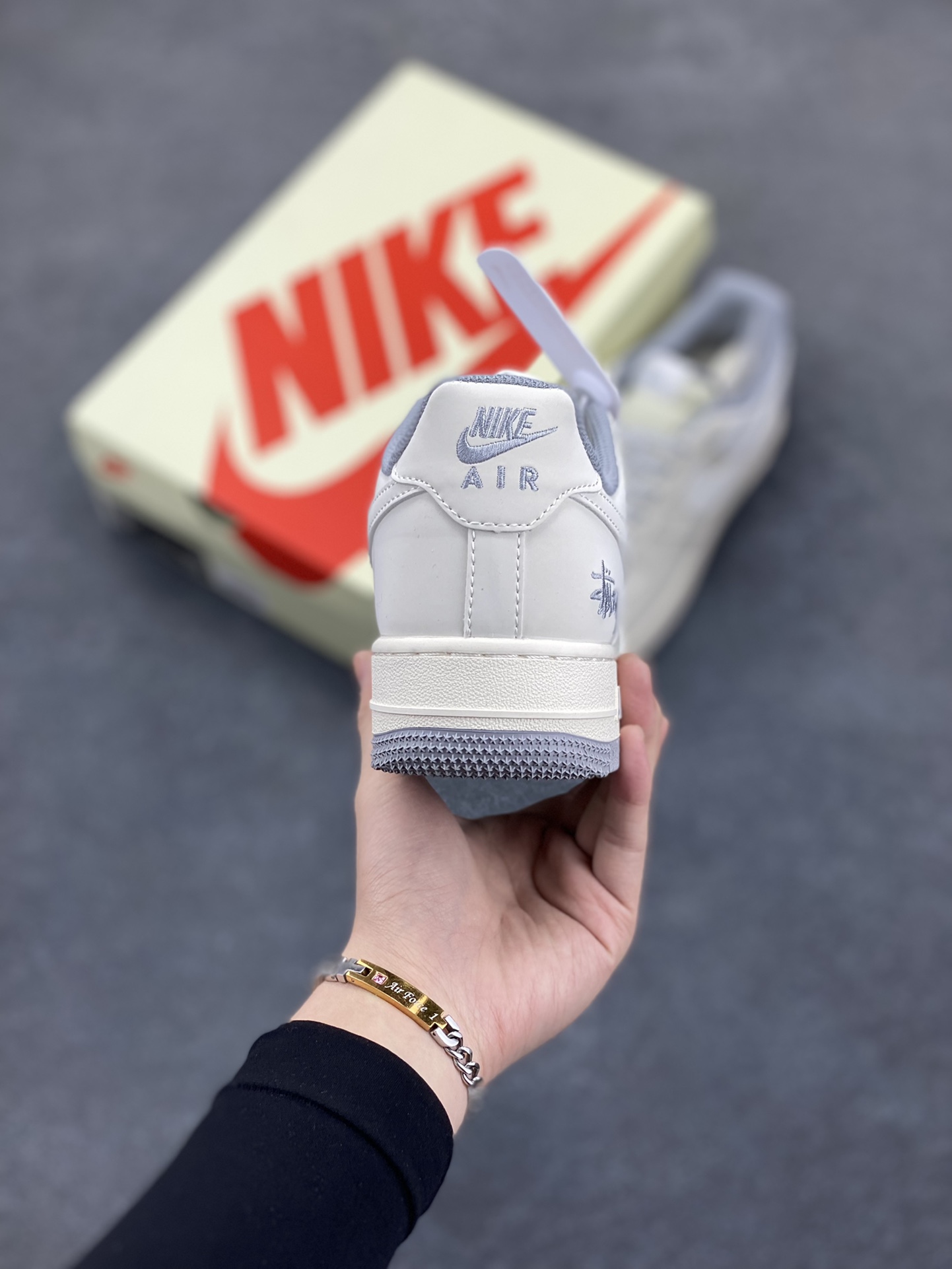 图片[4]-NIke Air Force 1 \’07 Low “斯图西联名——小双勾灰底”空军一号 低帮 运动鞋 休闲鞋 折边针车 工艺难度大 原楦头原纸板 原装鞋盒 定制五金配件 内置全掌气垫 原厂鞋底 货号：XZ6188-712 尺码：36 36.5 37.5 38 38.5 39 40 40.5 41 42 42.5 43 44 44.5 45-选品中心