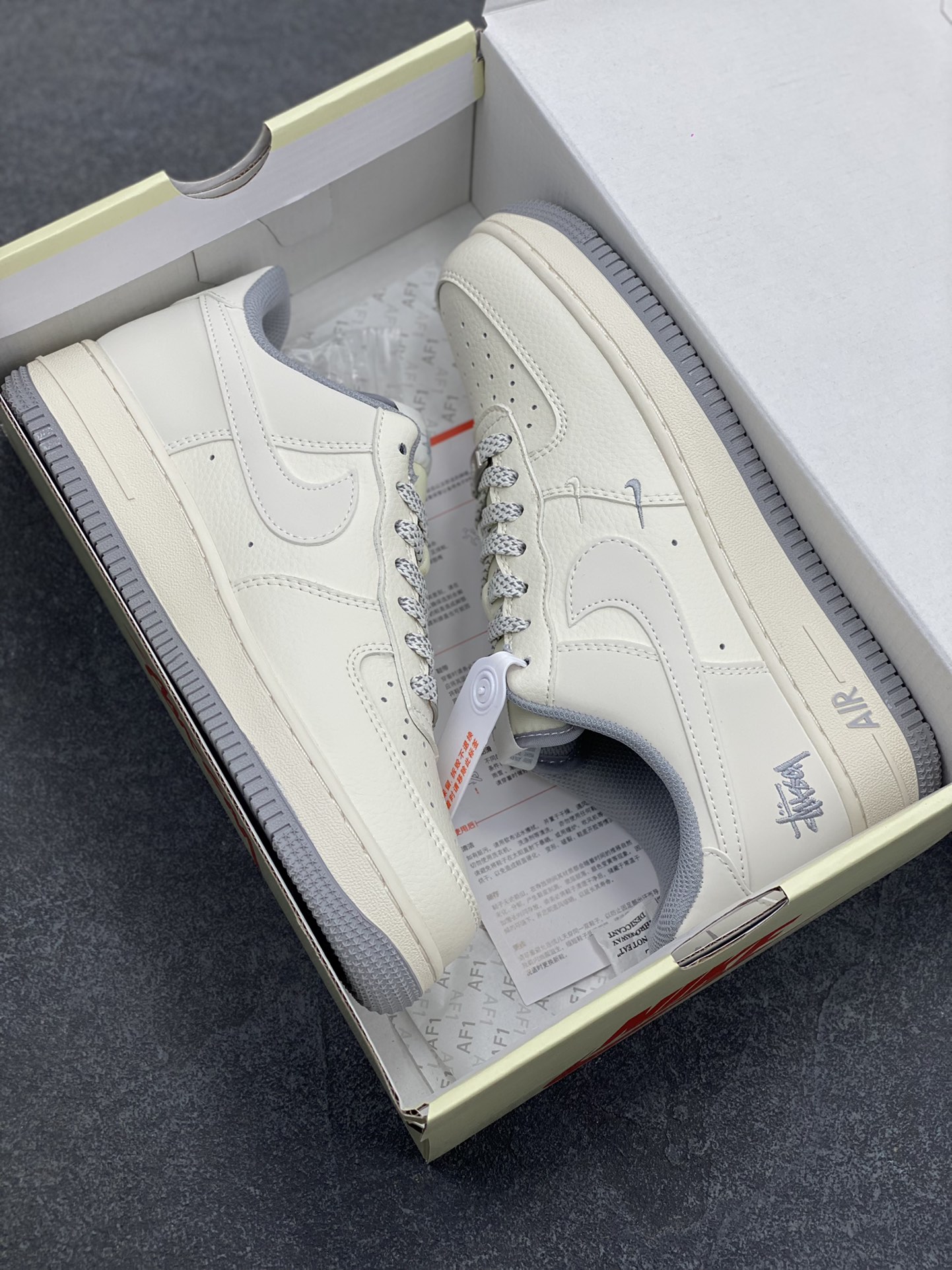 图片[9]-NIke Air Force 1 \’07 Low “斯图西联名——小双勾灰底”空军一号 低帮 运动鞋 休闲鞋 折边针车 工艺难度大 原楦头原纸板 原装鞋盒 定制五金配件 内置全掌气垫 原厂鞋底 货号：XZ6188-712 尺码：36 36.5 37.5 38 38.5 39 40 40.5 41 42 42.5 43 44 44.5 45-选品中心