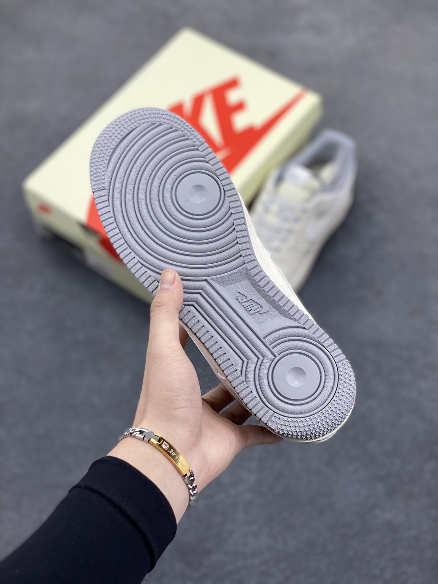 图片[5]-NIke Air Force 1 \’07 Low “斯图西联名——小双勾灰底”空军一号 低帮 运动鞋 休闲鞋 折边针车 工艺难度大 原楦头原纸板 原装鞋盒 定制五金配件 内置全掌气垫 原厂鞋底 货号：XZ6188-712 尺码：36 36.5 37.5 38 38.5 39 40 40.5 41 42 42.5 43 44 44.5 45-选品中心