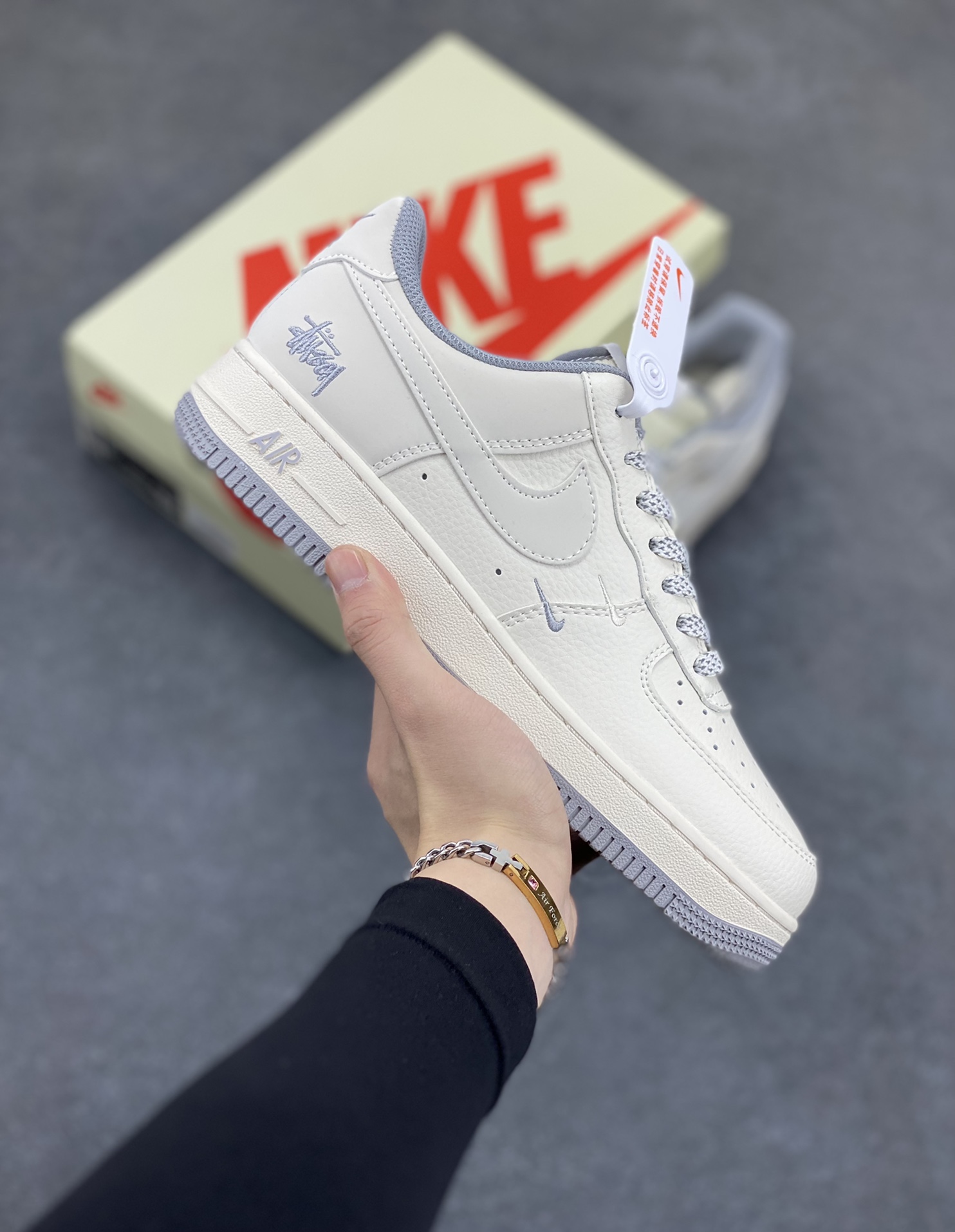 NIke Air Force 1 \’07 Low “斯图西联名——小双勾灰底”空军一号 低帮 运动鞋 休闲鞋 折边针车 工艺难度大 原楦头原纸板 原装鞋盒 定制五金配件 内置全掌气垫 原厂鞋底 货号:XZ6188-712 尺码:36 36.5 37.5 38 38.5 39 40 40.5 41 42 42.5 43 44 44.5 45-选品中心