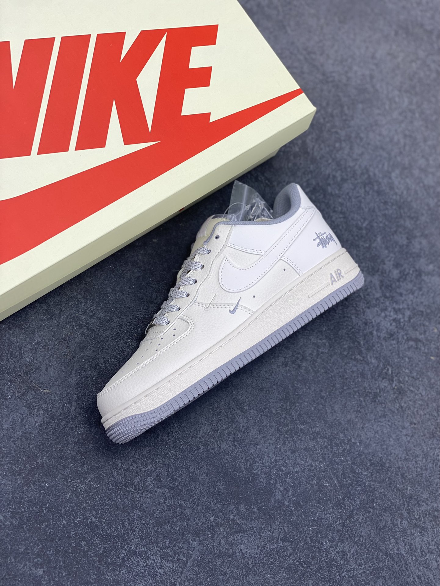 图片[7]-NIke Air Force 1 \’07 Low “斯图西联名——小双勾灰底”空军一号 低帮 运动鞋 休闲鞋 折边针车 工艺难度大 原楦头原纸板 原装鞋盒 定制五金配件 内置全掌气垫 原厂鞋底 货号：XZ6188-712 尺码：36 36.5 37.5 38 38.5 39 40 40.5 41 42 42.5 43 44 44.5 45-选品中心
