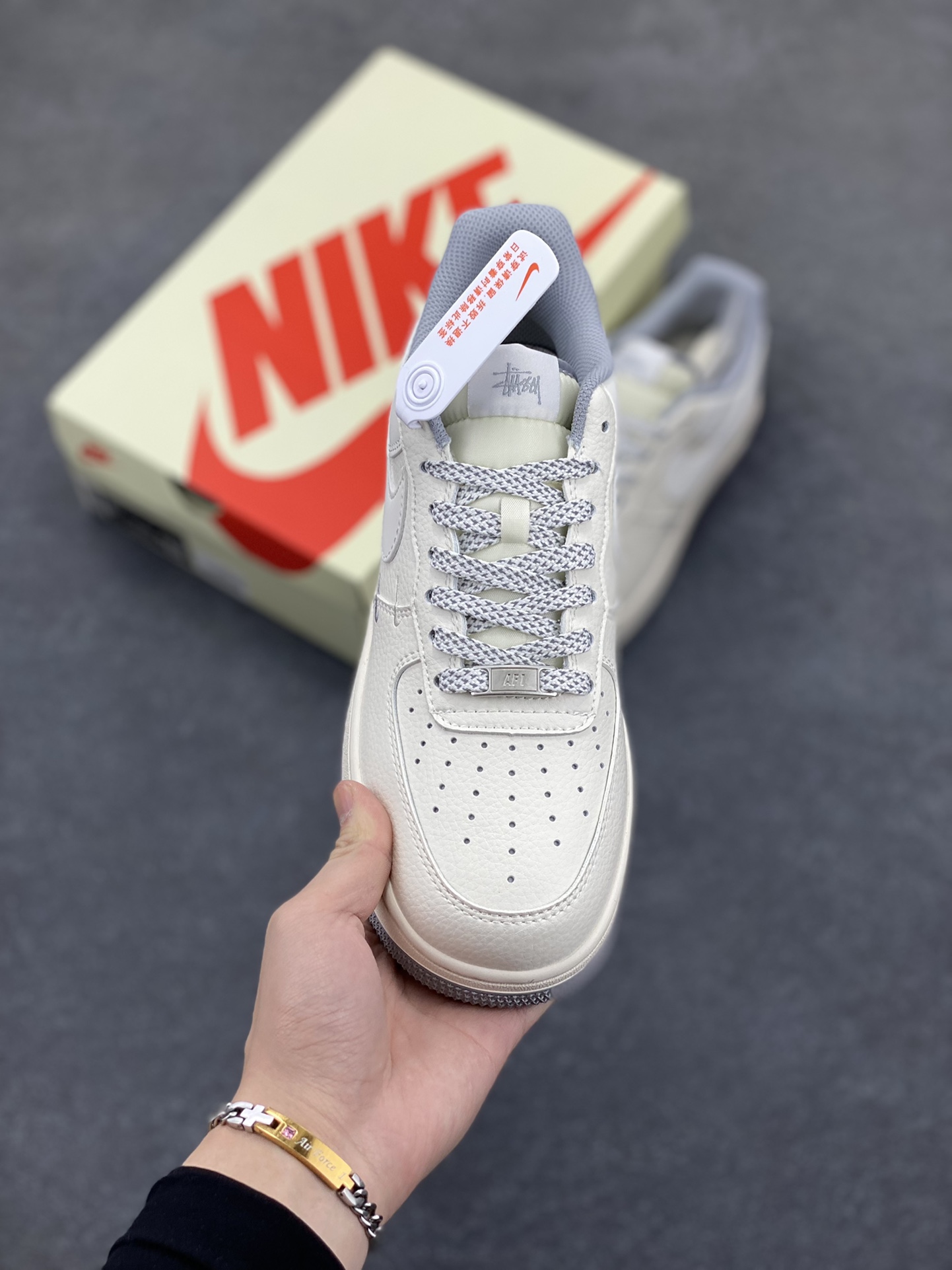 图片[2]-NIke Air Force 1 \’07 Low “斯图西联名——小双勾灰底”空军一号 低帮 运动鞋 休闲鞋 折边针车 工艺难度大 原楦头原纸板 原装鞋盒 定制五金配件 内置全掌气垫 原厂鞋底 货号：XZ6188-712 尺码：36 36.5 37.5 38 38.5 39 40 40.5 41 42 42.5 43 44 44.5 45-选品中心