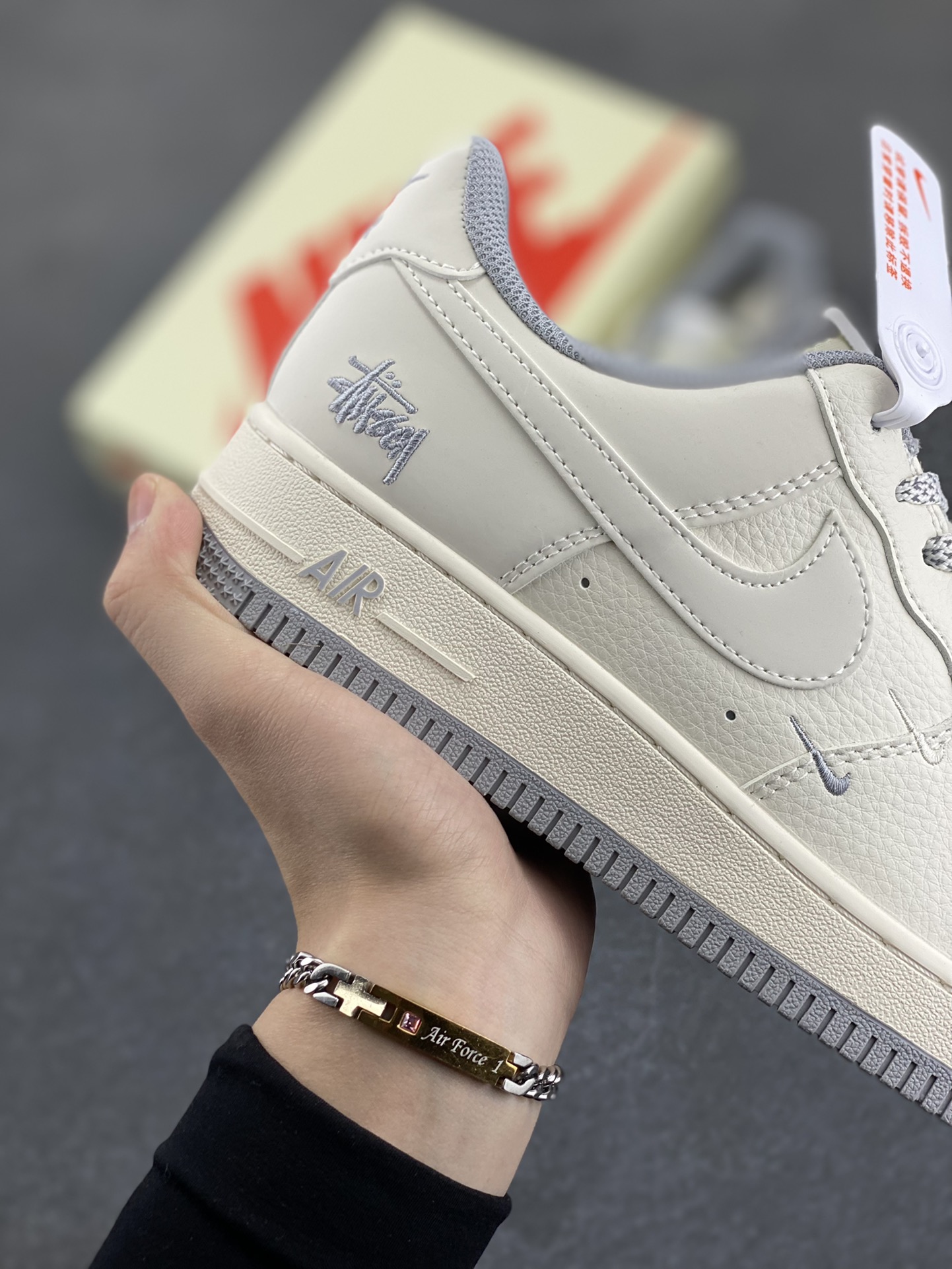 图片[6]-NIke Air Force 1 \’07 Low “斯图西联名——小双勾灰底”空军一号 低帮 运动鞋 休闲鞋 折边针车 工艺难度大 原楦头原纸板 原装鞋盒 定制五金配件 内置全掌气垫 原厂鞋底 货号：XZ6188-712 尺码：36 36.5 37.5 38 38.5 39 40 40.5 41 42 42.5 43 44 44.5 45-选品中心