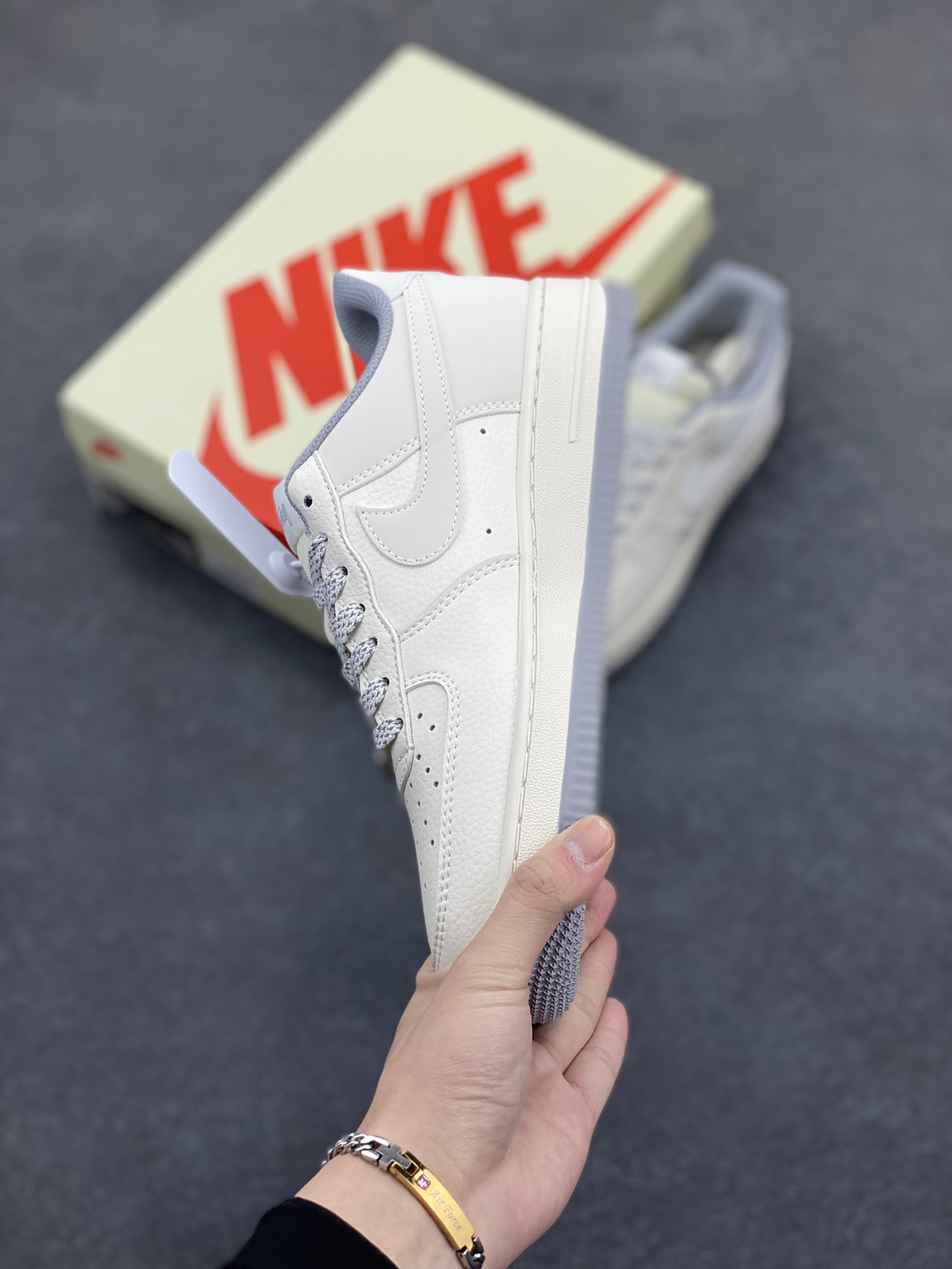 图片[3]-NIke Air Force 1 \’07 Low “斯图西联名——小双勾灰底”空军一号 低帮 运动鞋 休闲鞋 折边针车 工艺难度大 原楦头原纸板 原装鞋盒 定制五金配件 内置全掌气垫 原厂鞋底 货号：XZ6188-712 尺码：36 36.5 37.5 38 38.5 39 40 40.5 41 42 42.5 43 44 44.5 45-选品中心