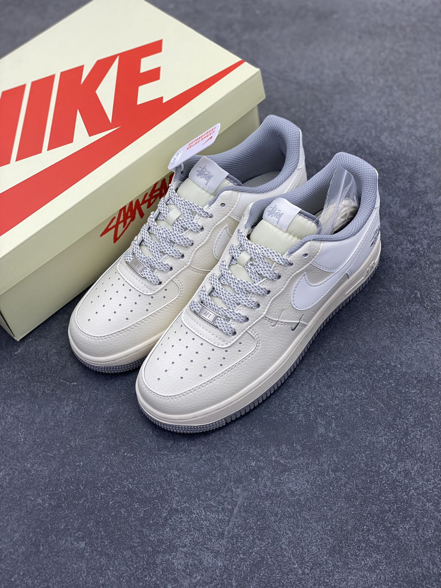 图片[8]-NIke Air Force 1 \’07 Low “斯图西联名——小双勾灰底”空军一号 低帮 运动鞋 休闲鞋 折边针车 工艺难度大 原楦头原纸板 原装鞋盒 定制五金配件 内置全掌气垫 原厂鞋底 货号：XZ6188-712 尺码：36 36.5 37.5 38 38.5 39 40 40.5 41 42 42.5 43 44 44.5 45-选品中心