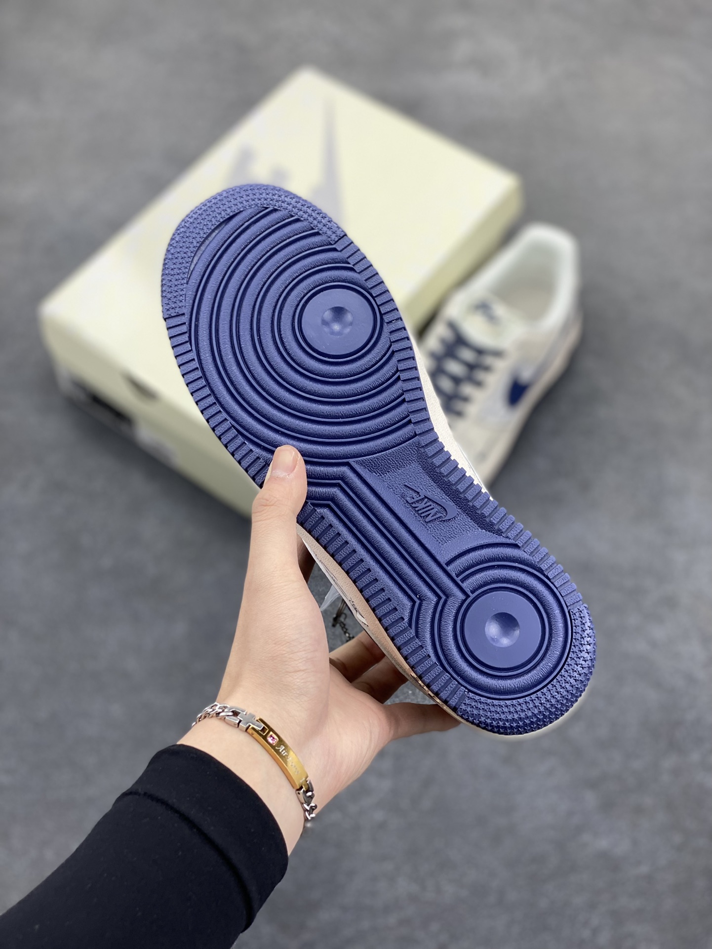 图片[5]-NIke Air Force 1 \’07 Low “NIKE联名——深蓝多重勾”空军一号 低帮 运动鞋 休闲鞋 折边针车 工艺难度大 原楦头原纸板 原装鞋盒 定制五金配件 内置全掌气垫 原厂鞋底 货号：HH7518-069 尺码：36 36.5 37.5 38 38.5 39 40 40.5 41 42 42.5 43 44 44.5 45-选品中心