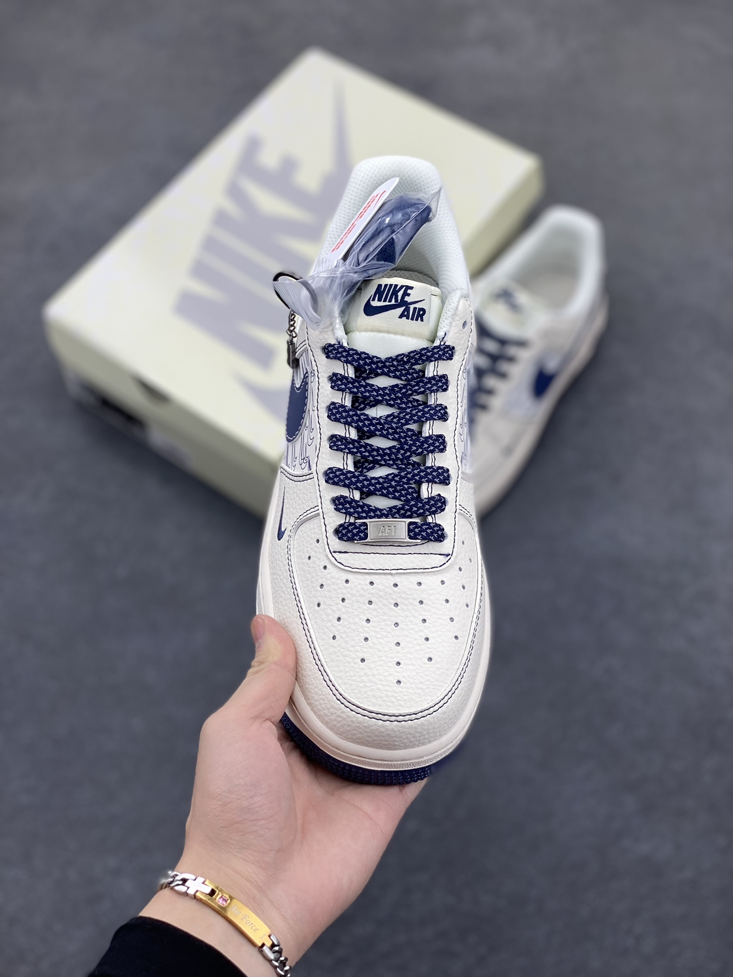 图片[2]-NIke Air Force 1 \’07 Low “NIKE联名——深蓝多重勾”空军一号 低帮 运动鞋 休闲鞋 折边针车 工艺难度大 原楦头原纸板 原装鞋盒 定制五金配件 内置全掌气垫 原厂鞋底 货号：HH7518-069 尺码：36 36.5 37.5 38 38.5 39 40 40.5 41 42 42.5 43 44 44.5 45-选品中心