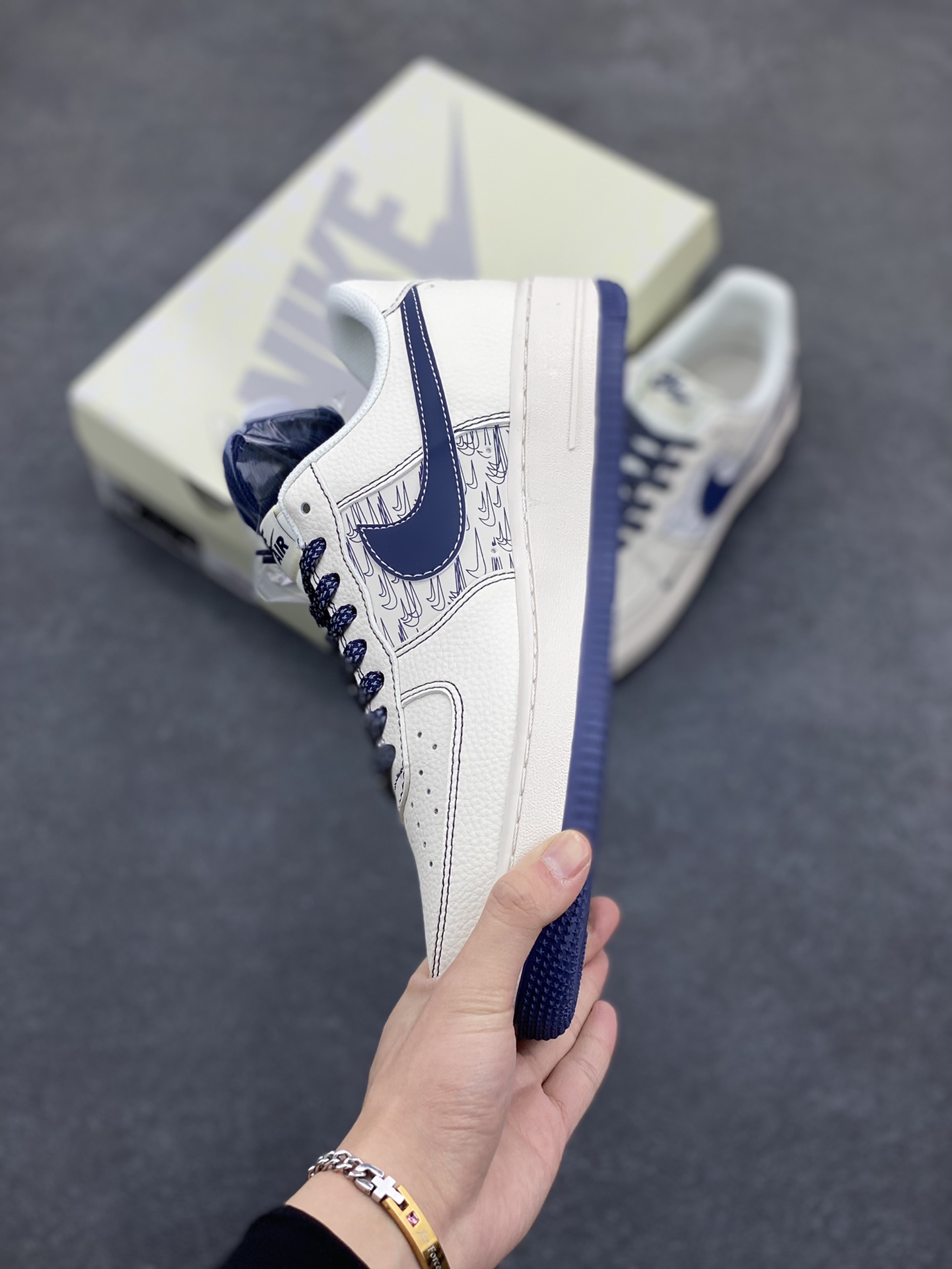 图片[3]-NIke Air Force 1 \’07 Low “NIKE联名——深蓝多重勾”空军一号 低帮 运动鞋 休闲鞋 折边针车 工艺难度大 原楦头原纸板 原装鞋盒 定制五金配件 内置全掌气垫 原厂鞋底 货号：HH7518-069 尺码：36 36.5 37.5 38 38.5 39 40 40.5 41 42 42.5 43 44 44.5 45-选品中心