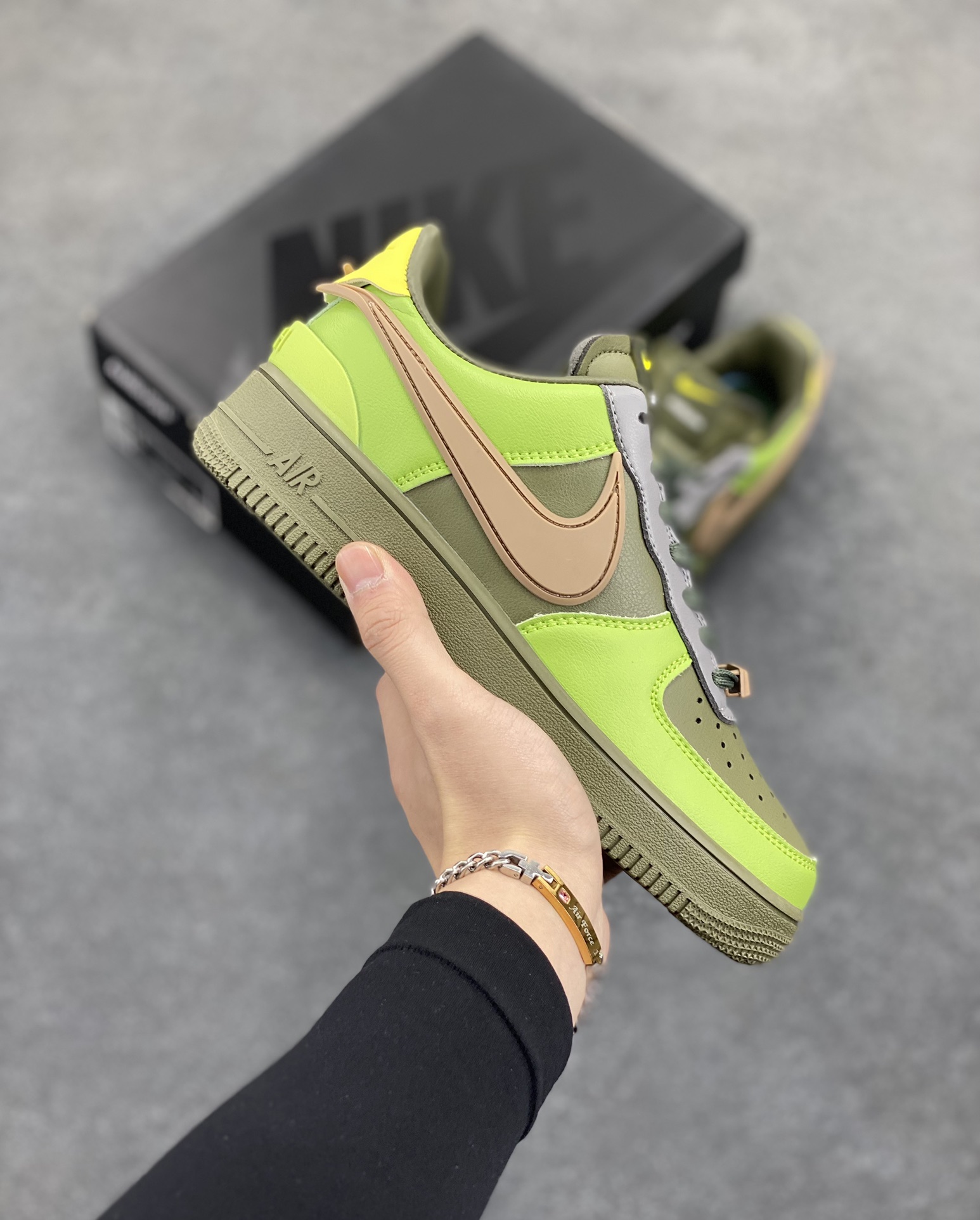 Nike Air Force 1 Low AMBUSH联名 原楦头原纸板 打造纯正空军版型 专注外贸渠道 全掌内置蜂窝气垫 原盒配件 原厂中底钢印、拉帮完美 货号：DV3464-010 尺码：36 36.5 37.5 38 38.5 39 40 40.5 41 42 42.5 43 44 44.5 45-选品中心