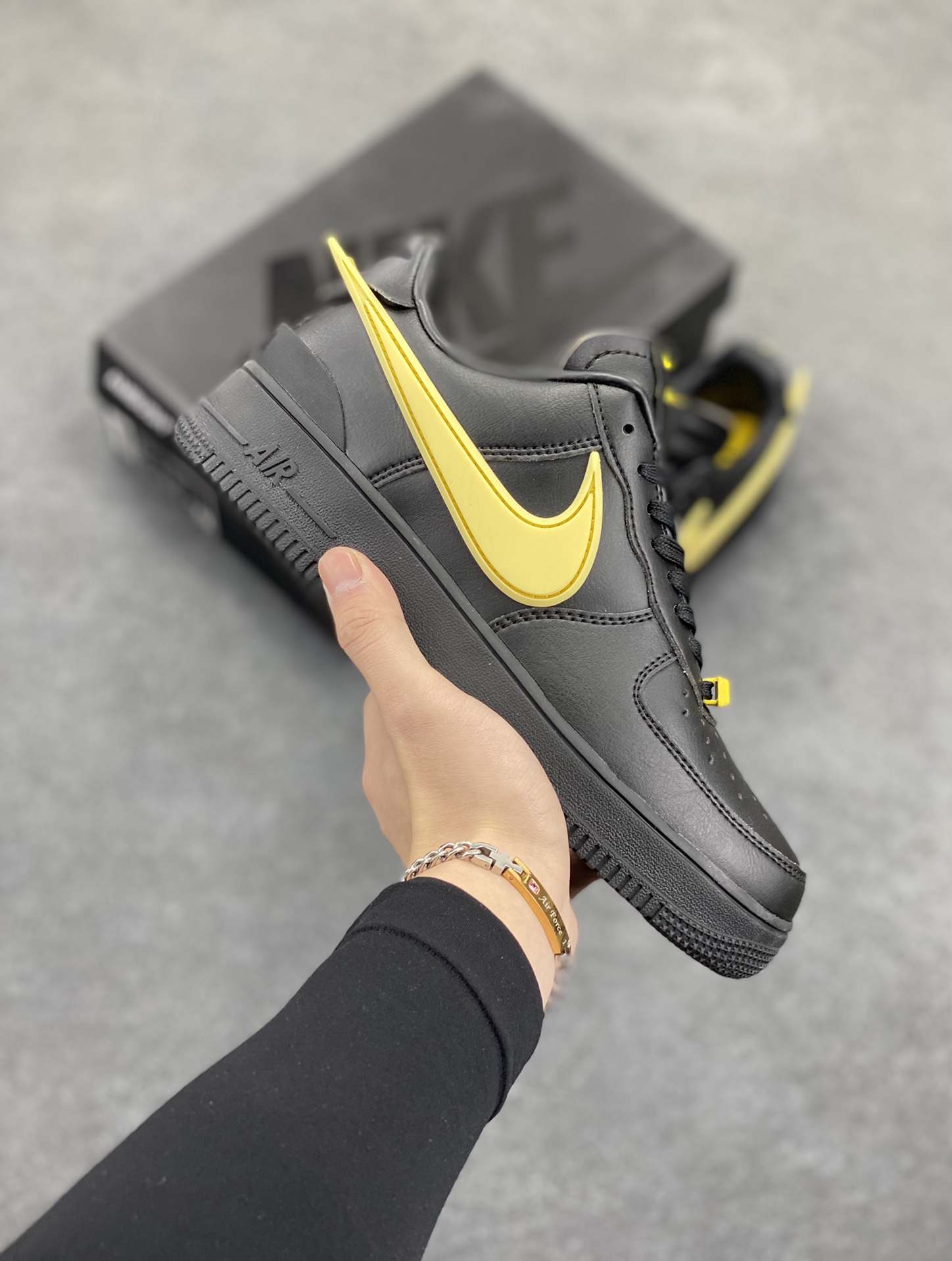 Nike Air Force 1 Low AMBUSH联名 原楦头原纸板 打造纯正空军版型 专注外贸渠道 全掌内置蜂窝气垫 原盒配件 原厂中底钢印、拉帮完美 货号：DV3464-008 尺码：36 36.5 37.5 38 38.5 39 40 40.5 41 42 42.5 43 44 44.5 45-选品中心