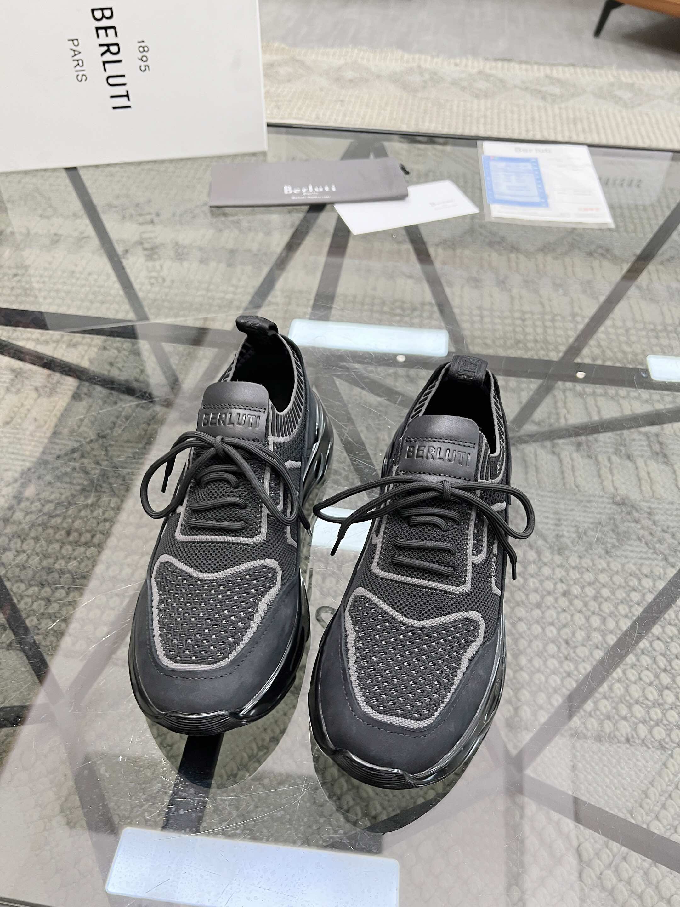 NO:222470,Brand Berluti original color matching, code number 39-45 customized 38.46 Price Material Berluti 2025 spring and summer new product series, the only version of the market Berluti Berlut* Shadow men's sneakers. Buyed in Hong Kong to create the original version as the brand's first knitted sports shoes. This pair of socks shoes are made of light and extremely tough knitted fabric, two-color high-density fly knitted fabric. All details ZP is broken down and developed one by one. It is paired with the signature calf leather embryo hand-painted color-changing technology, which can be said to be a perfect encounter between Berlut*'s traditional exquisite craftsmanship and fabric technology innovation. The up and down uneven electric embroidery 1985!  The original B-shaped embroidery is not embroidered once by ordinary computers in the market!  The original embroidery is full and the concave and convex three-dimensional feeling is strong!  (The market's ordinary needle car embroidery is completely completely out of the original flavor!) ZP disassembly (both inside and outside) is a two-color high-density fly weaving!  Restore the ZP double-layer brand logo footbed, the inner inside is flat and comfortable, the inner code is also handwritten code number!  Original code!  Exclusive private model bottom, all details are perfectly restored... The packaging box is also a private custom 1895 logo. Real pressure-free entry and exit counter, Berluti, sneakers, cowhide, socks19860909品牌Berluti 颜色原版配色 码数39-45定做38.46 价格 材质伯尔鲁帝2025春夏新品系列,市场唯一对版版本 布鲁提 Berlut* Shadow男士运动鞋履 .香港购入原版开发打造作为品牌首款针织运动鞋履,这双袜子鞋用轻盈且极富韧性的针织面料,双色高密度飞织制成 所有细节ZP一一分解开发 搭配招牌的小牛皮皮胚手工擦色改色工艺,可以说是Berlut* 传统精湛工艺和面料技术革新的一次完美邂逅.上下不平整电绣1985！原版B字断开绣成 并非市场普通电脑绣一次绣成！原版刺绣饱满 凹凸立体感强！（市场普通针车绣起来完完全全脱离原版味道！） ZP拆解（内外两色）属双色高密度飞织！还原ZP双层品牌logo垫脚 内里平整舒适内标编码也是手写码数！原版标码！独家私模大底,所有细节完美还原……包装盒也是私人定制1895logo 真正的进出专柜无压力,Berluti 布鲁提,sneakers,cowhide,socks,Men's shoes