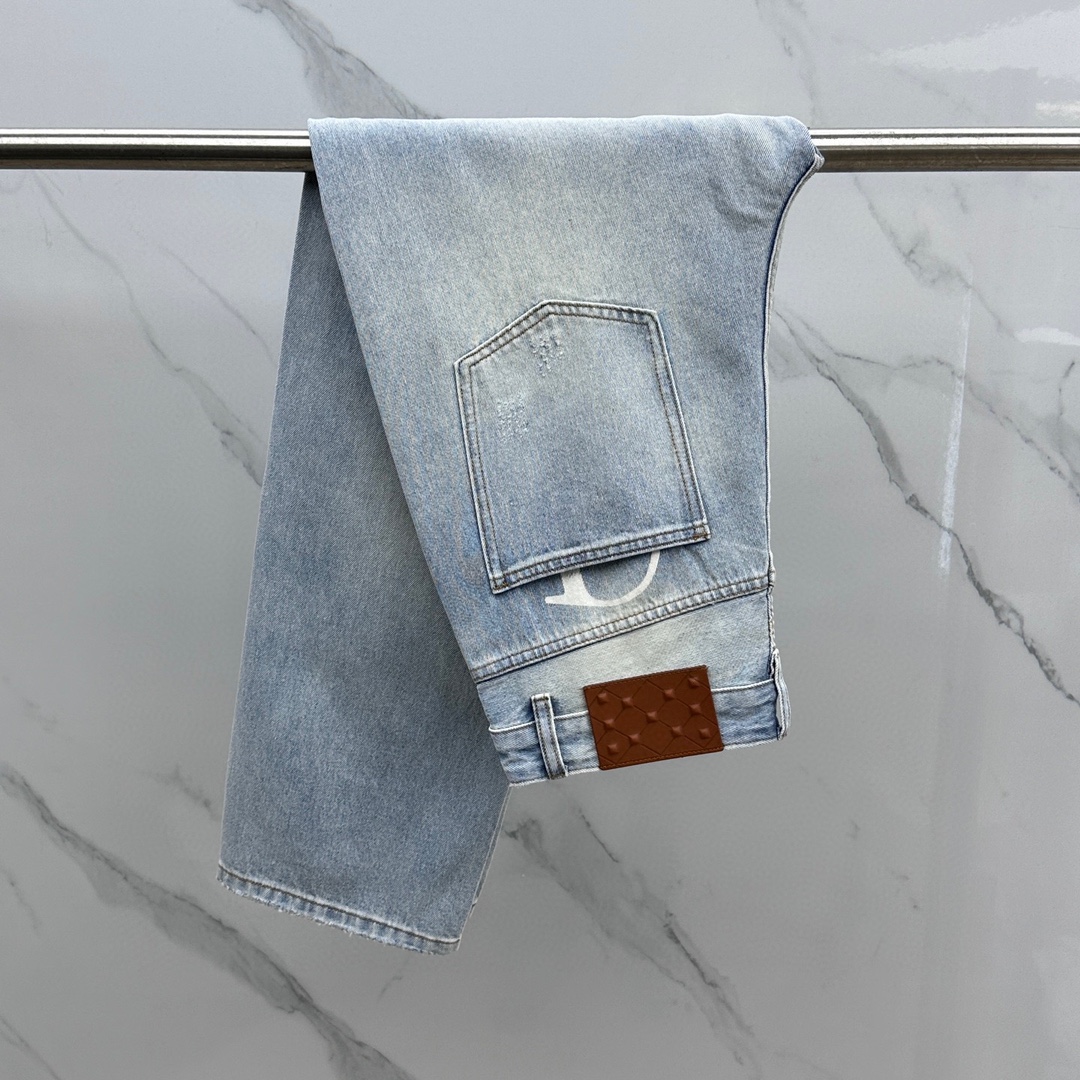 NO:140519,New wide-leg straight-tipped ripped jeans imported fixed color fabric, heavy-duty washing water, fine workmanship and excellent upper body!  Number of codes 30-38 None 35.37, jeans,alexander wang19860909新款阔腿直筒破洞牛仔裤 进口固色面料 重工洗水 做工走线精细 上身绝佳！ 码数30-38无35.37,,jeans,alexander wang,Men's clothing