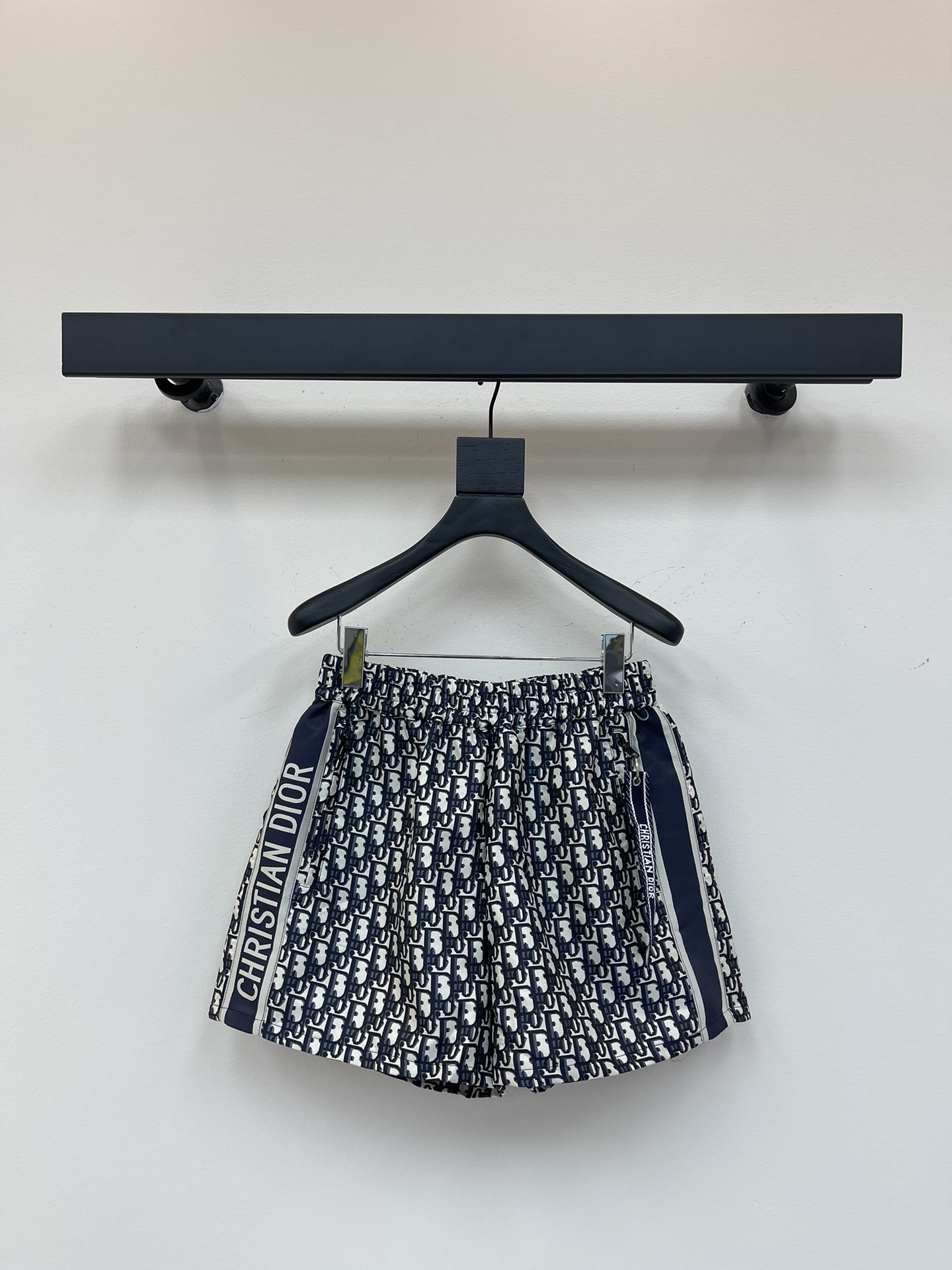 NO:846195,The must-have classic shorts of the Dio* presbyopic series, the most correct version of the 'CHRISTIAN DIO*' logo!  Very iconic Obique print!  Elegant, stylish and high-end~ Can be matched with all kinds of casual items. Elastic waist + small wide leg version, very slim and long legs~ The details are full of sincerity SML, dior, shorts,19860909Dio*老花系列必备的经典短裤 “CHRISTIAN DIO*”标志最正确版本！非常标志性的Obique印花！优雅大方时尚高级～ 可与各式休闲单品搭配 弹力腰围+ 小阔腿版型 非常显瘦显腿长～ 细节满满诚意了SML,,dior,shorts,,Women's clothing