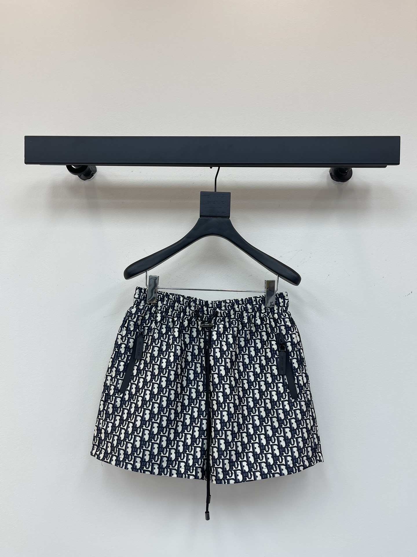 NO:846203,Dio* presbyopic series classic blue taffeta jacquard shorts ZP 17000 These shorts are decorated with blue Oblique print, recalling the classic pattern launched by the brand in 1967. Carefully crafted from blue taffeta technical jacquard fabric, it is unique with a waist drawstring and side zipper pockets. It can be paired with the skirt or open dress of the series to create a haute couture look. SML l,, dior, skirts, shorts,19860909Dio*老花系列经典款蓝色塔夫绸提花短裤ZP 17000 这款短裤饰以蓝色 Oblique 印花,回溯 品牌于 1967 年推出的经典图案.采用蓝色塔夫绸科技提花面料精心制作,搭配腰部抽绳和侧面拉链口袋,别具一格.可与该系列的半身裙或开口连衣裙搭配,打造高订风格造型.SML l,,dior,skirts,shorts,,Women's clothing