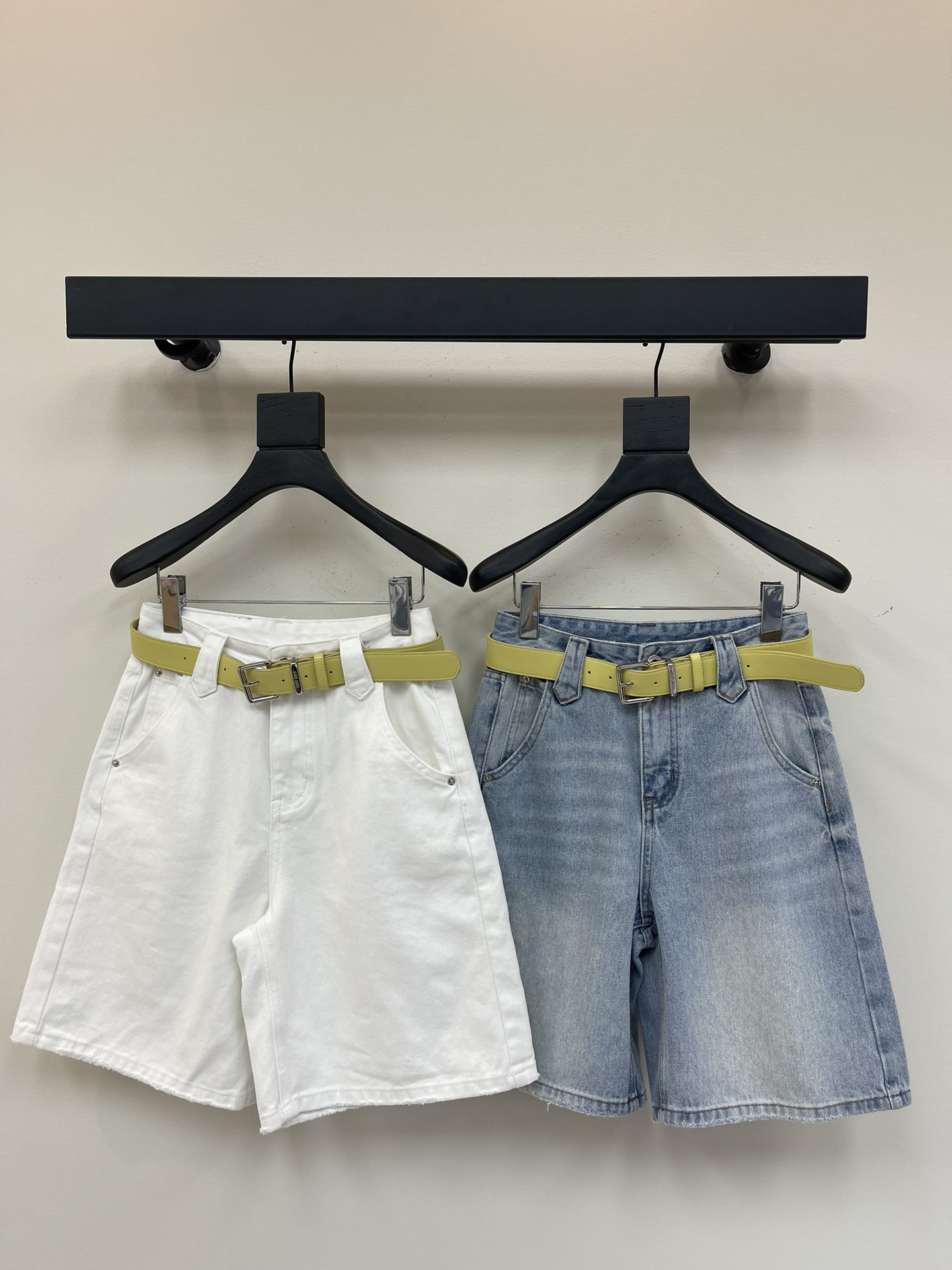 NO:330178,Miumi* Goddess same five-point jeans. This jeans are made of high-quality fabrics, craftsmanship and gradient color washing, and a crisp style combined with a personalized design. Exclusive brand printing decoration makes you the most unique existence. Whether it is a trendy frontline or daily casual, it can make your matching full of innovation. Create your exclusive style and show your personality. SML, miumiu, jeans, alexander wang19860909Miumi*女神同款五分牛仔裤.这款牛仔裤选用优质面料,工艺渐变色洗水,挺括的版型与个性的设计相结合,专属品牌印花装饰,让你成为最独特的存在.无论是潮流前线还是日常休闲,它都能让您的搭配充满新意.打造你的专属风格,尽情展现个性.SML,,miumiu,jeans,alexander wang,Women's clothing