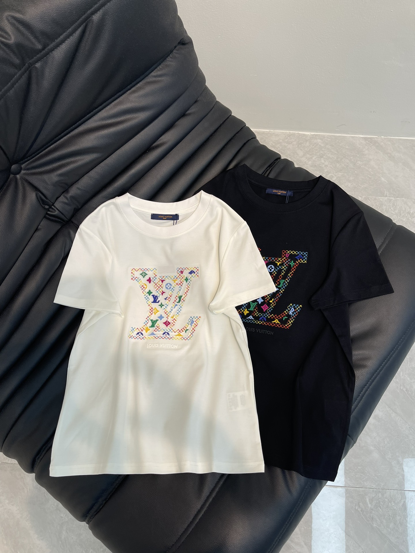 NO:330129,Louis Vuitto*25 Spring and Summer New Heavy Industries Toothbrush Embroidered Logo Embroidered Letters Short-Sleeved T-shirt. It uses mercerized cotton fabric with soft and delicate texture, simple and versatile, and reduces age-reducing temperament!  The body shape is comfortable and beautiful!  Very suitable for summer wear.S-XXL, louis vuitton,T-shirt,tees,t-shirt,alexander wang19860909Louis Vuitto*25春夏新款重工牙刷绣logo刺绣字母短袖T恤.采用丝光棉面料质感柔软细腻,简约百搭,减龄气质！版型修身上身效果舒适好看！非常适合夏日穿着.S-XXL,,louis vuitton,T-shirt,tees，t-shirt,alexander wang,Women's clothing